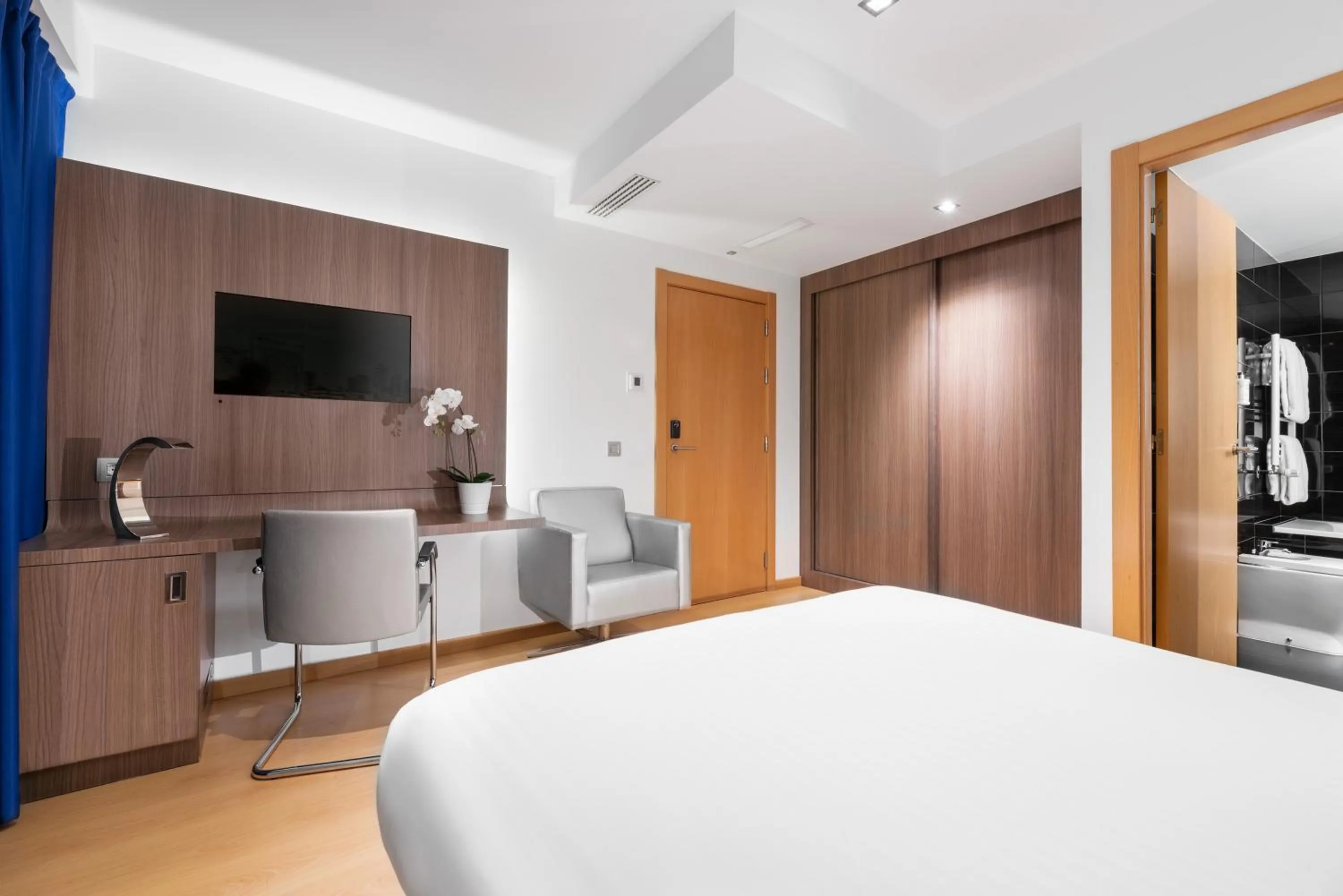 Photo of the whole room, Bed in Eurostars Blue Coruña