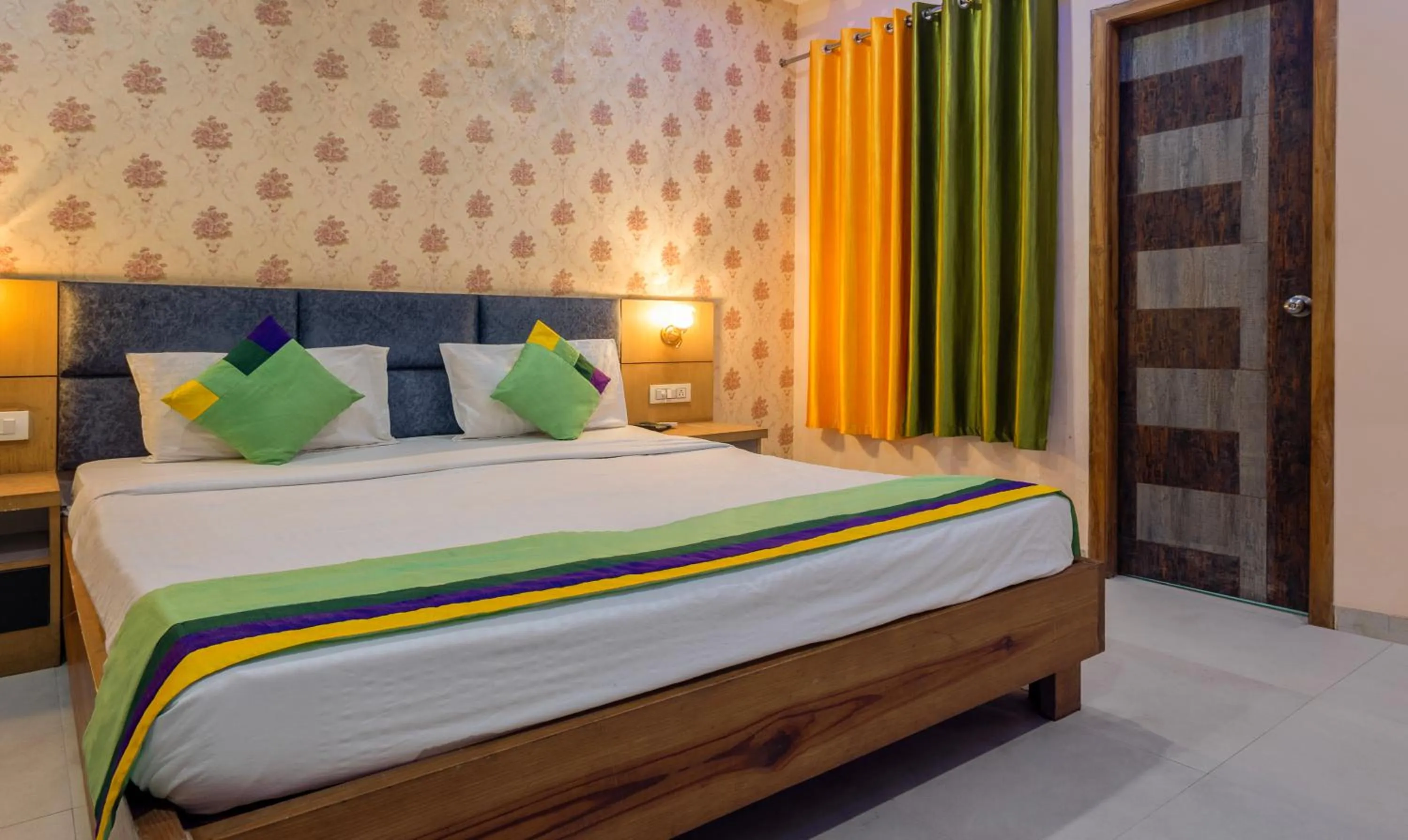 Bedroom, Bed in Treebo Shakuntalam, Near Lucknow Airport