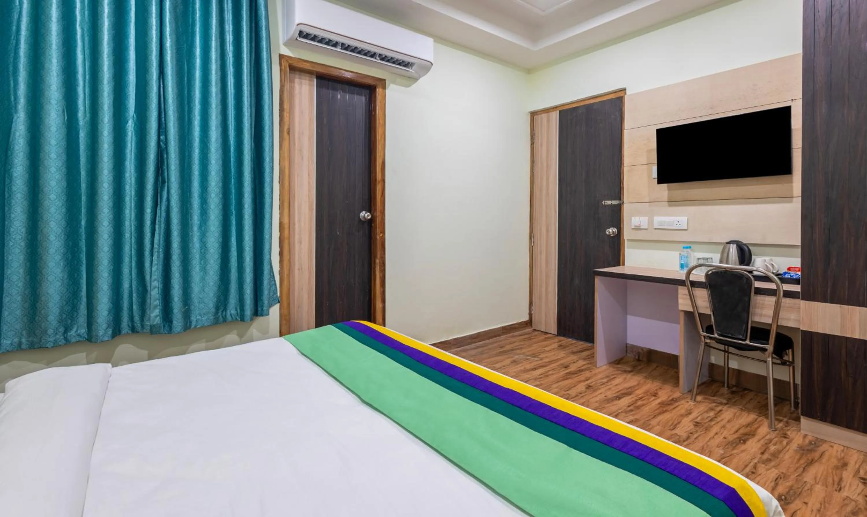 Bedroom, Bed in Treebo Shakuntalam, Near Lucknow Airport