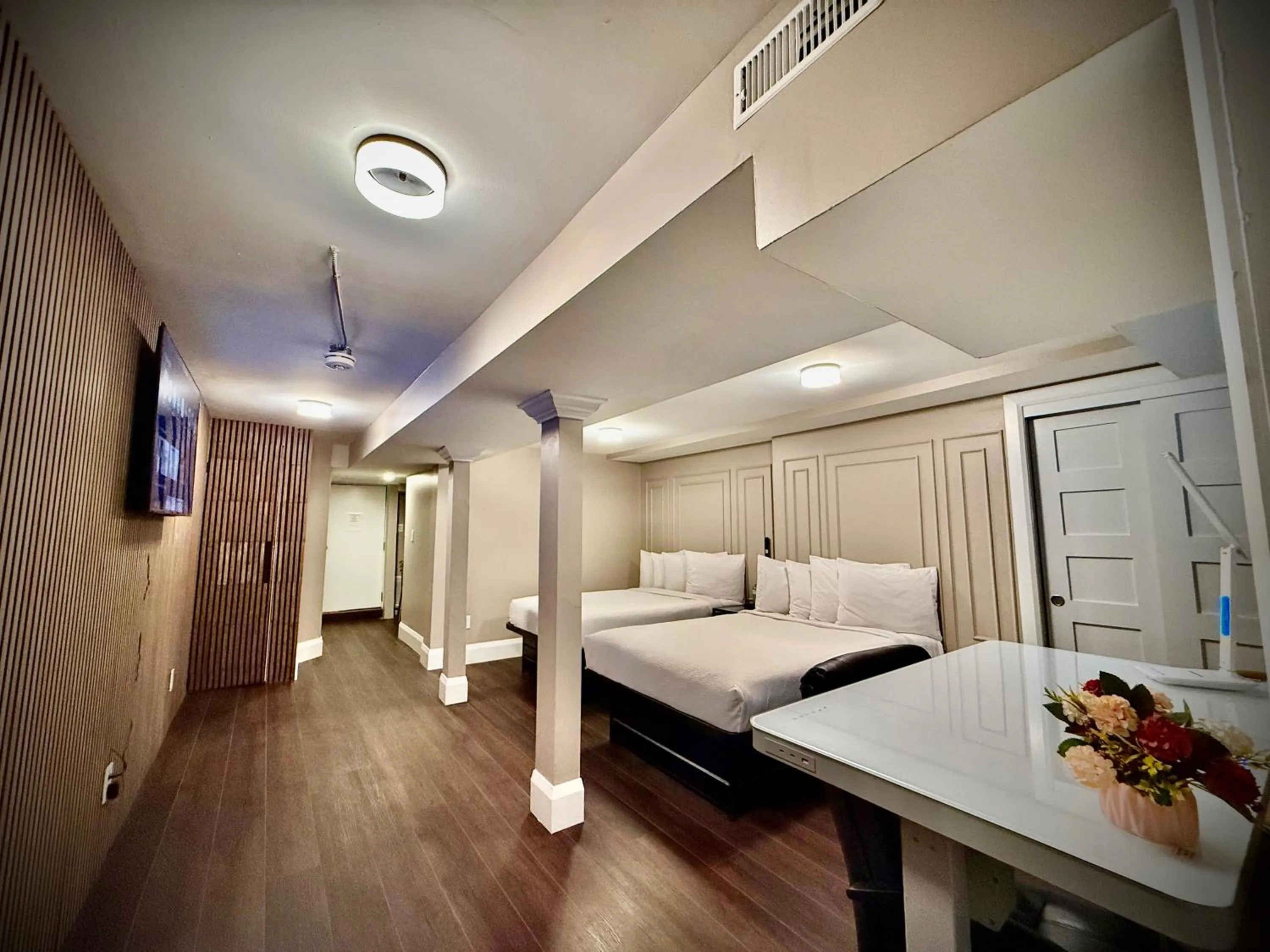 Photo of the whole room, Bed in Royal Oak Inn