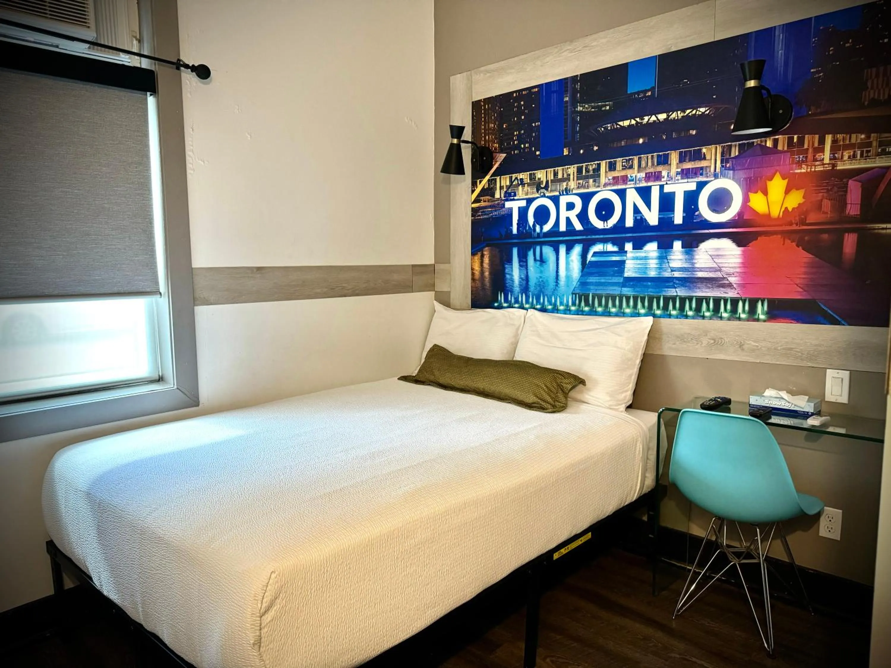 Photo of the whole room, Bed in Royal Oak Inn