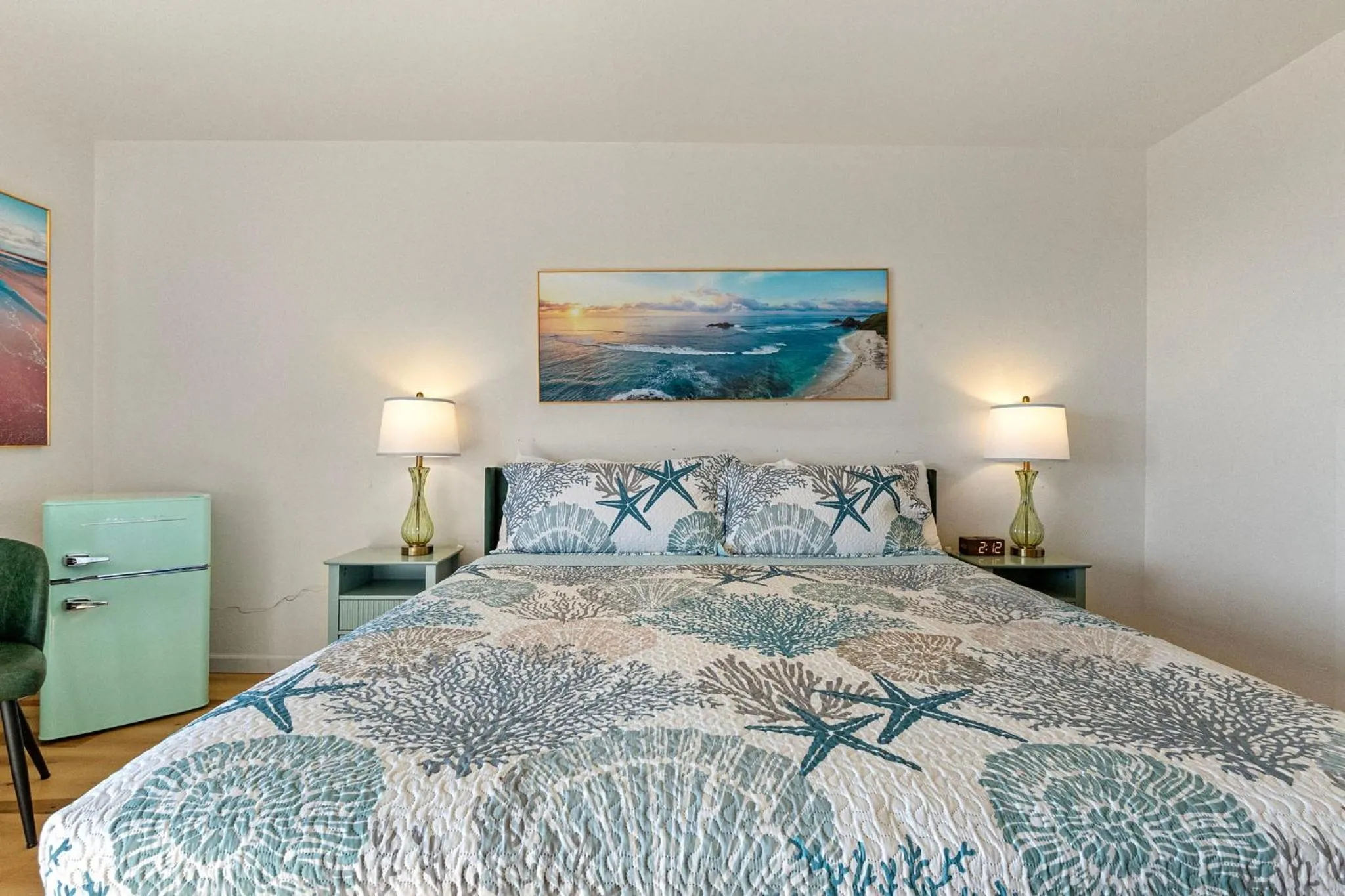 Bed in Crescent Beach Motel