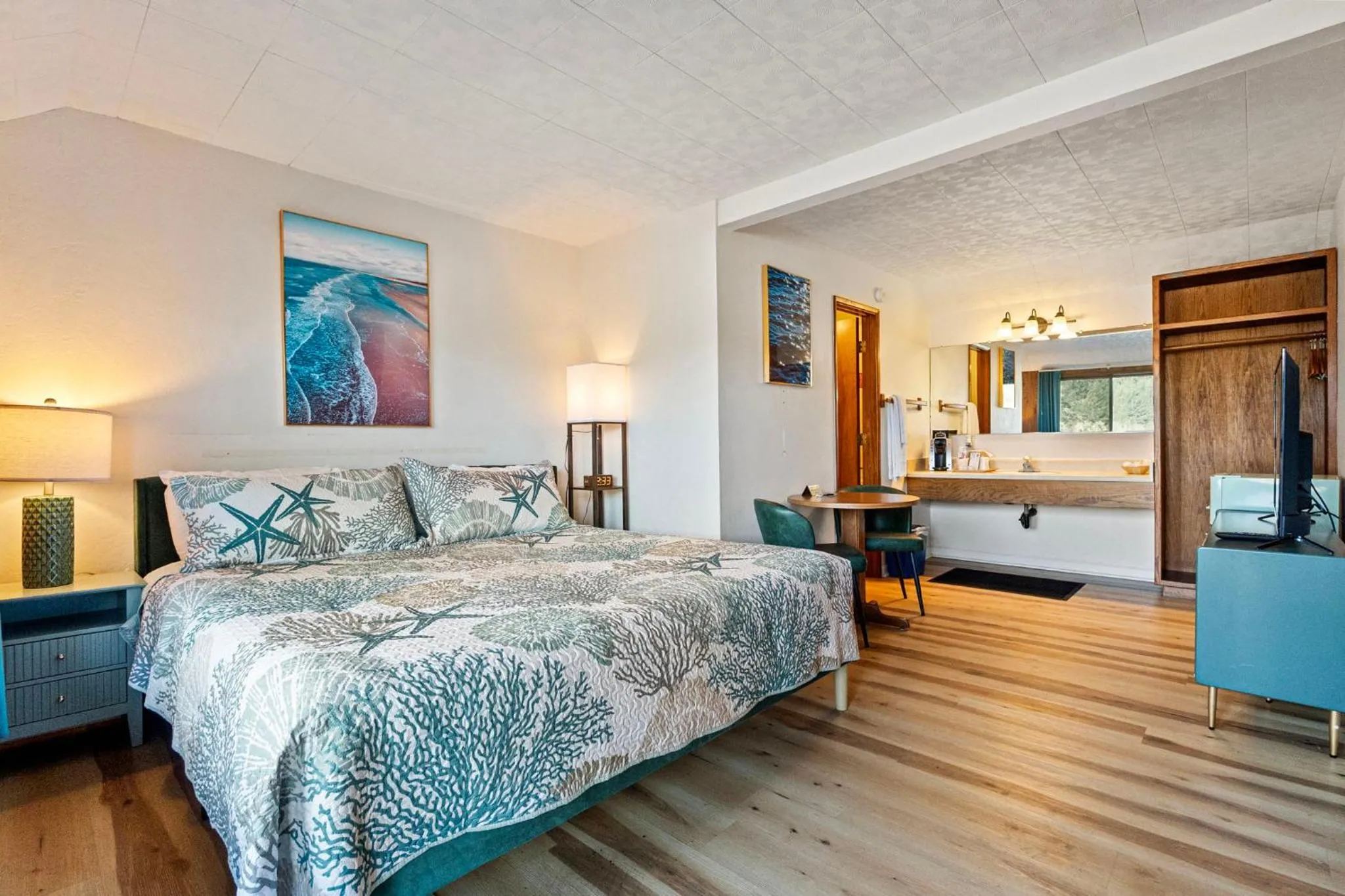 Bed in Crescent Beach Motel