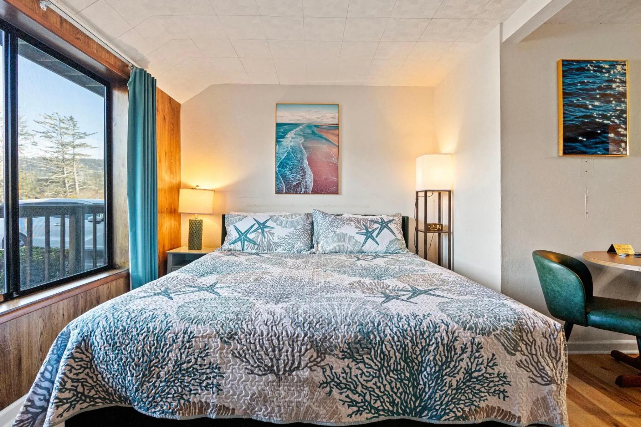 Bed in Crescent Beach Motel