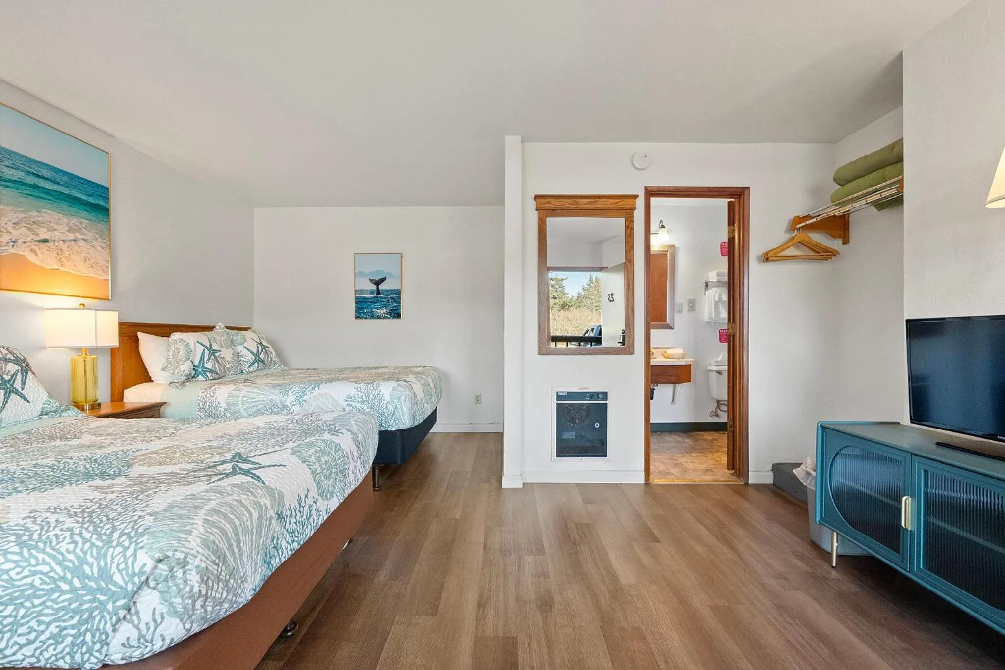 Bed in Crescent Beach Motel