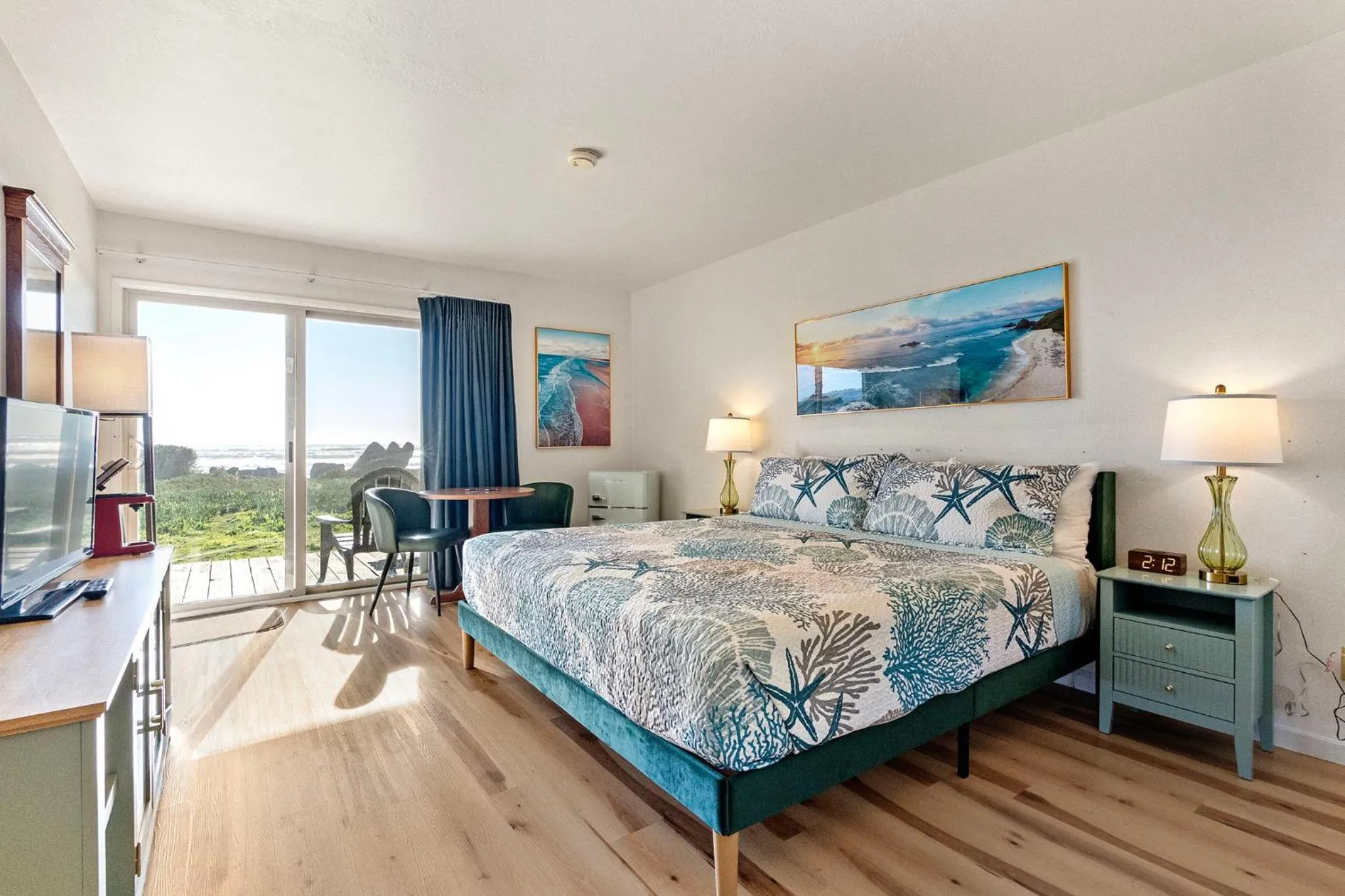 Bed in Crescent Beach Motel