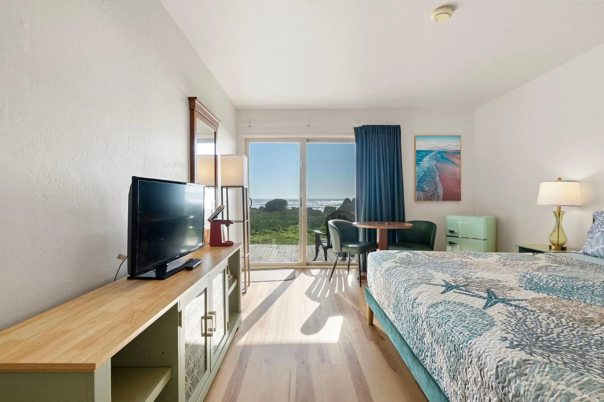 Communal lounge/ TV room, Bed in Crescent Beach Motel
