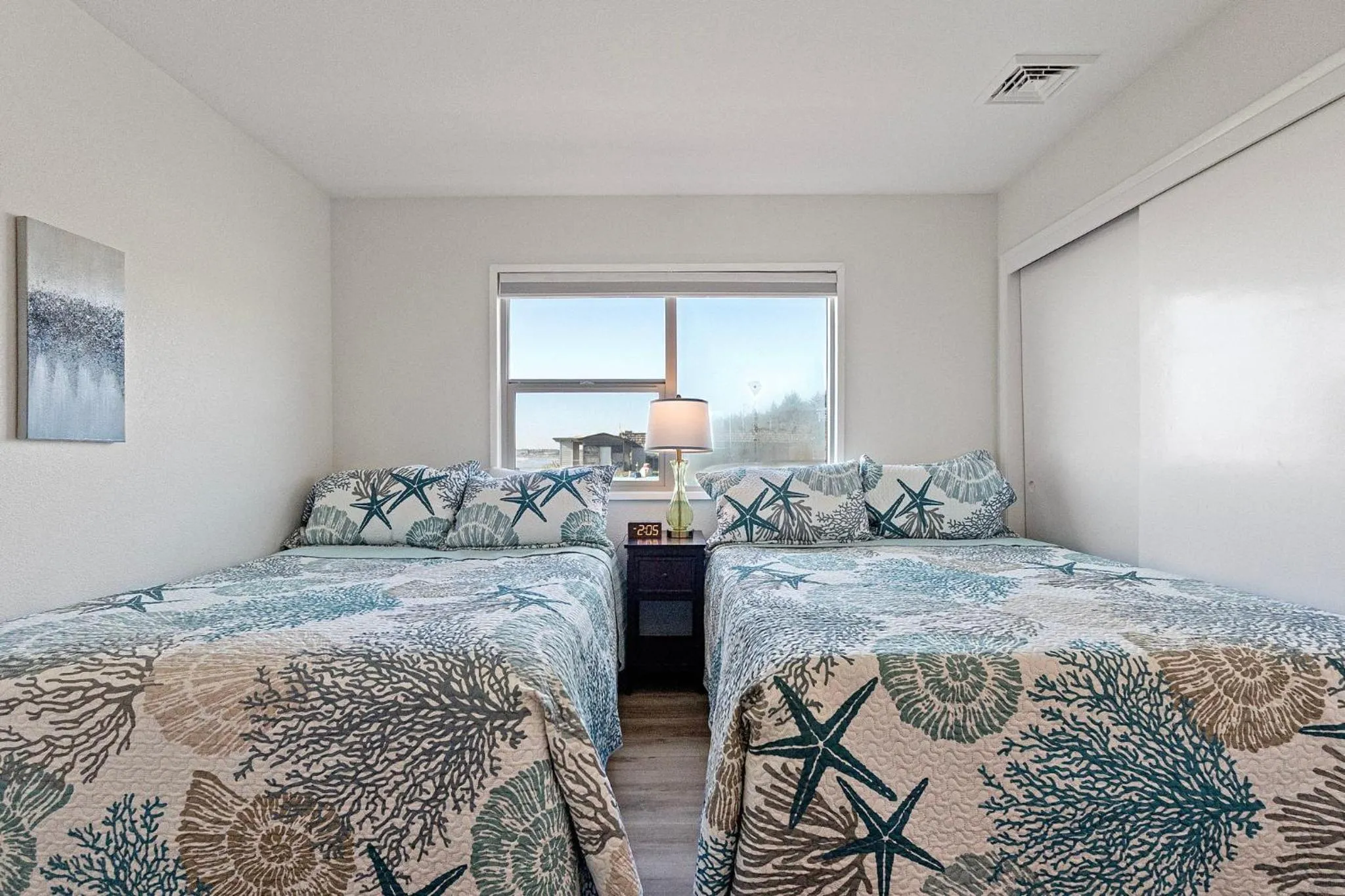 Bed in Crescent Beach Motel