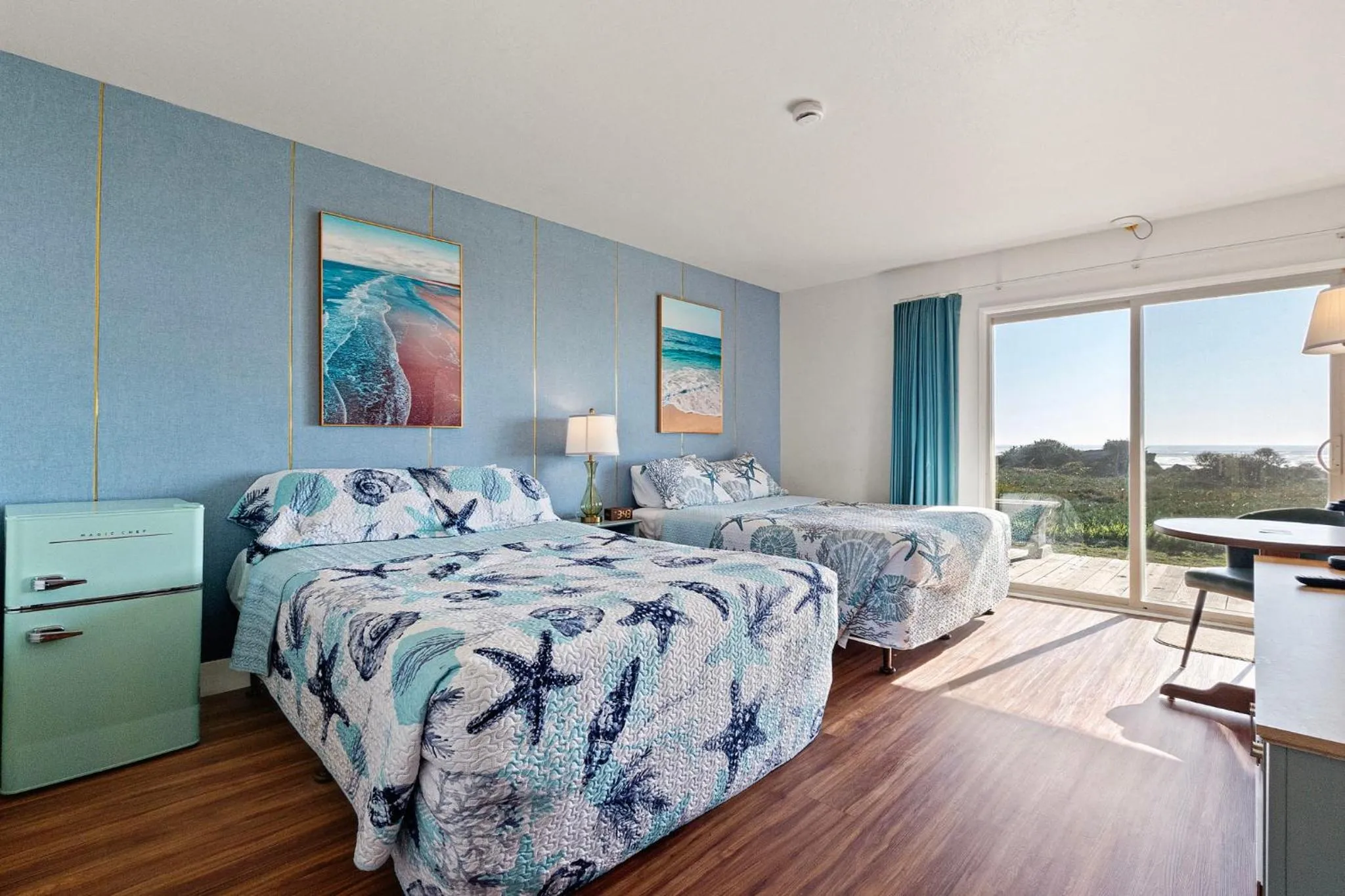 View (from property/room), Bed in Crescent Beach Motel