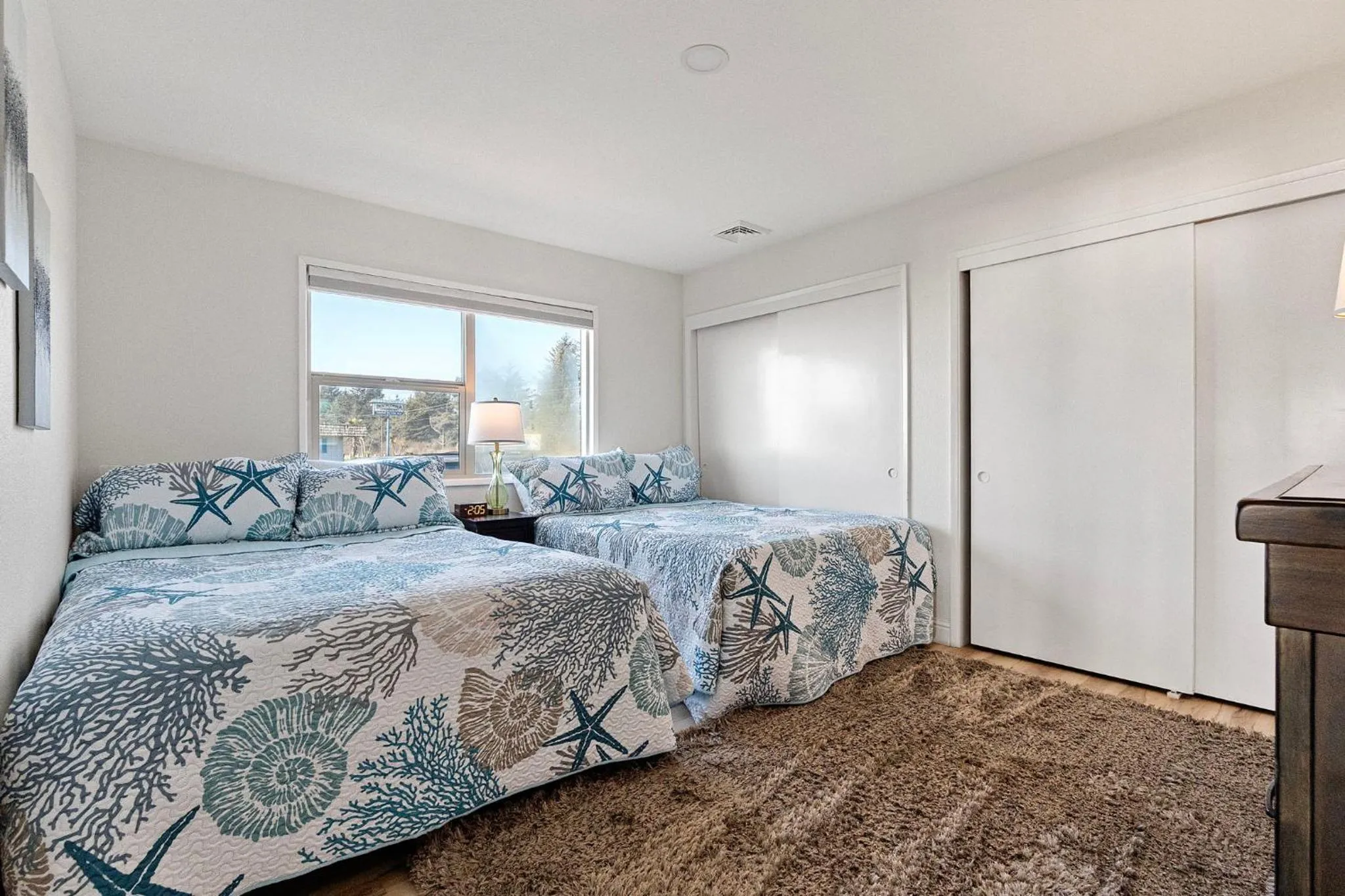 Bed in Crescent Beach Motel