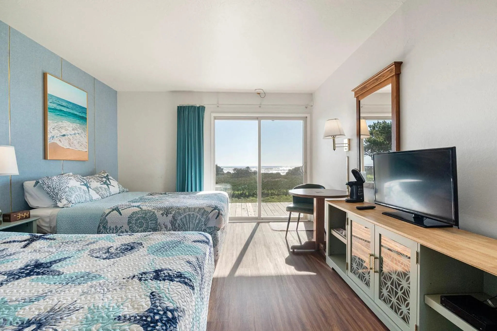Property building, Bed in Crescent Beach Motel