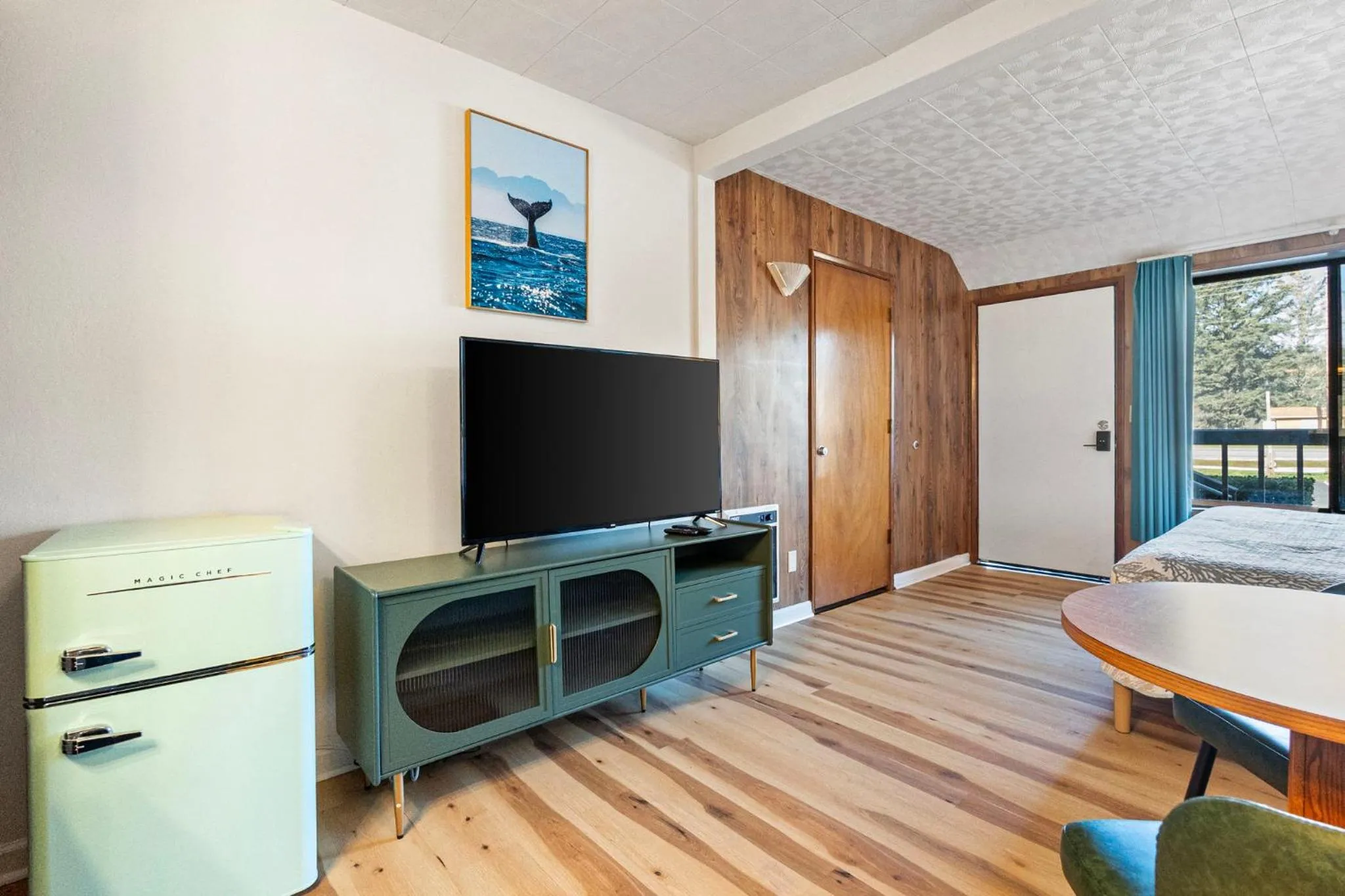 TV and multimedia, Bed in Crescent Beach Motel