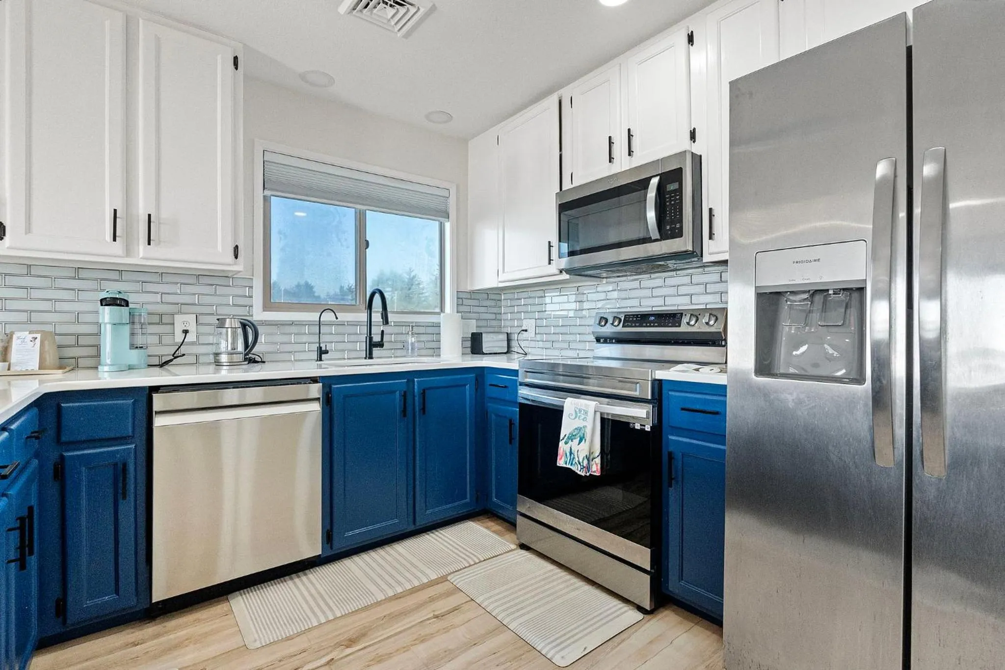 Kitchen or kitchenette in Crescent Beach Motel