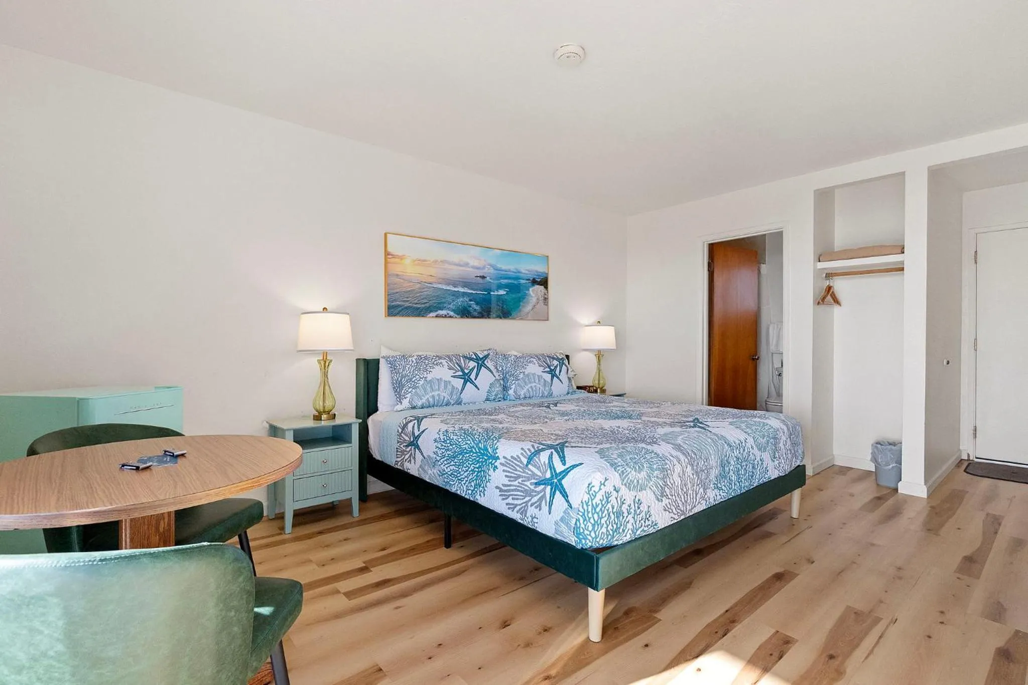 Bed in Crescent Beach Motel