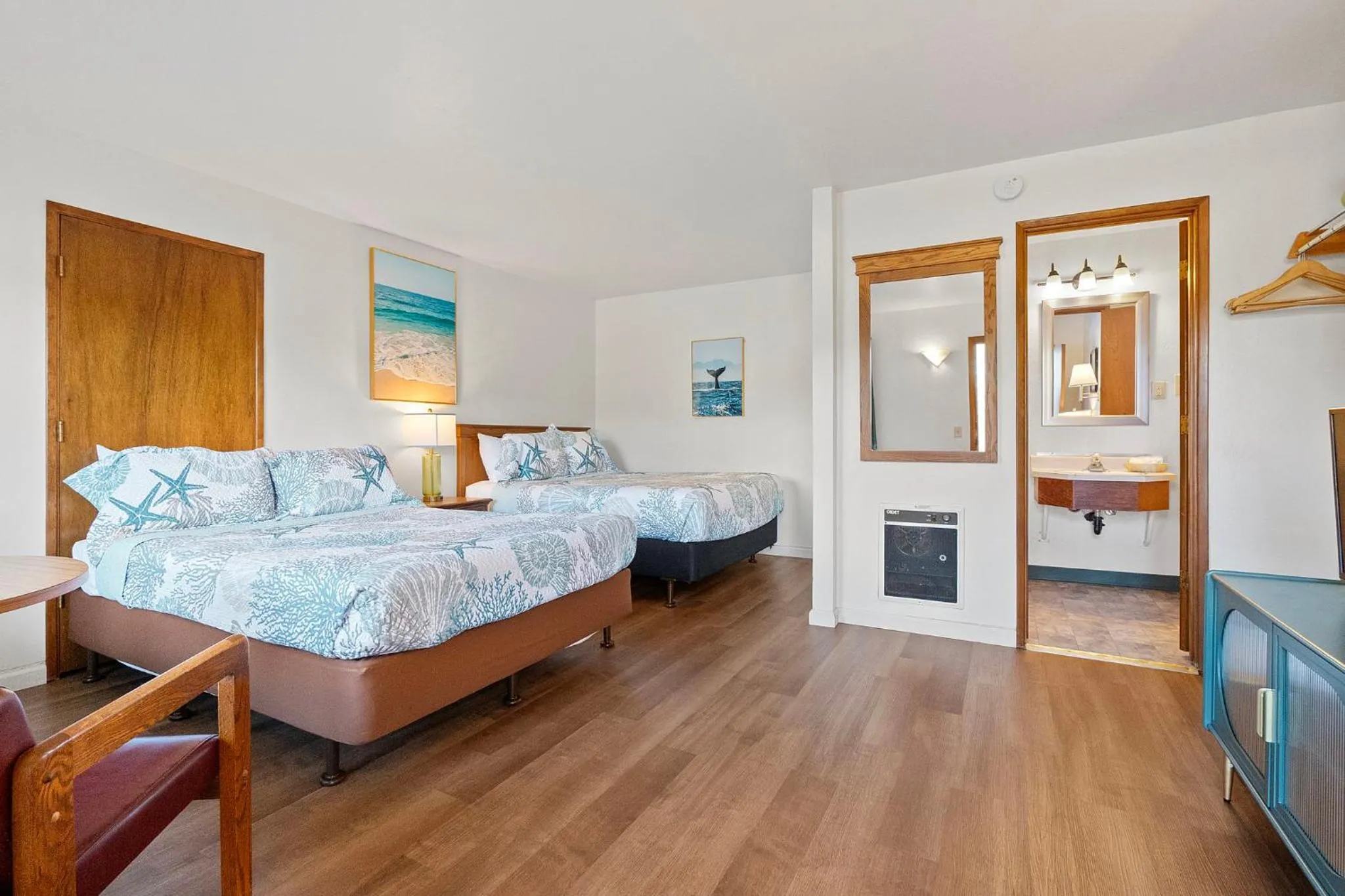 Bed in Crescent Beach Motel