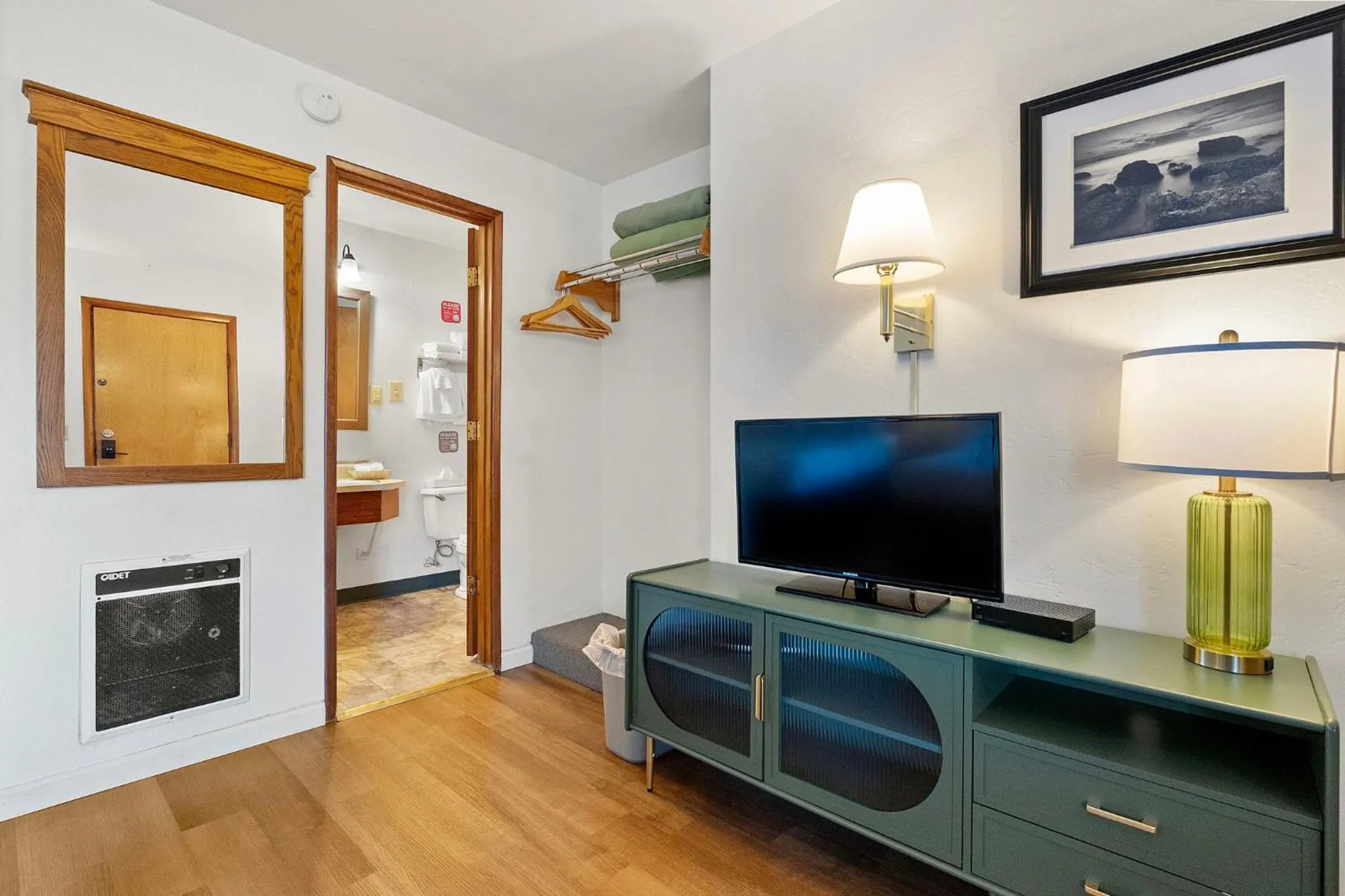 TV and multimedia in Crescent Beach Motel