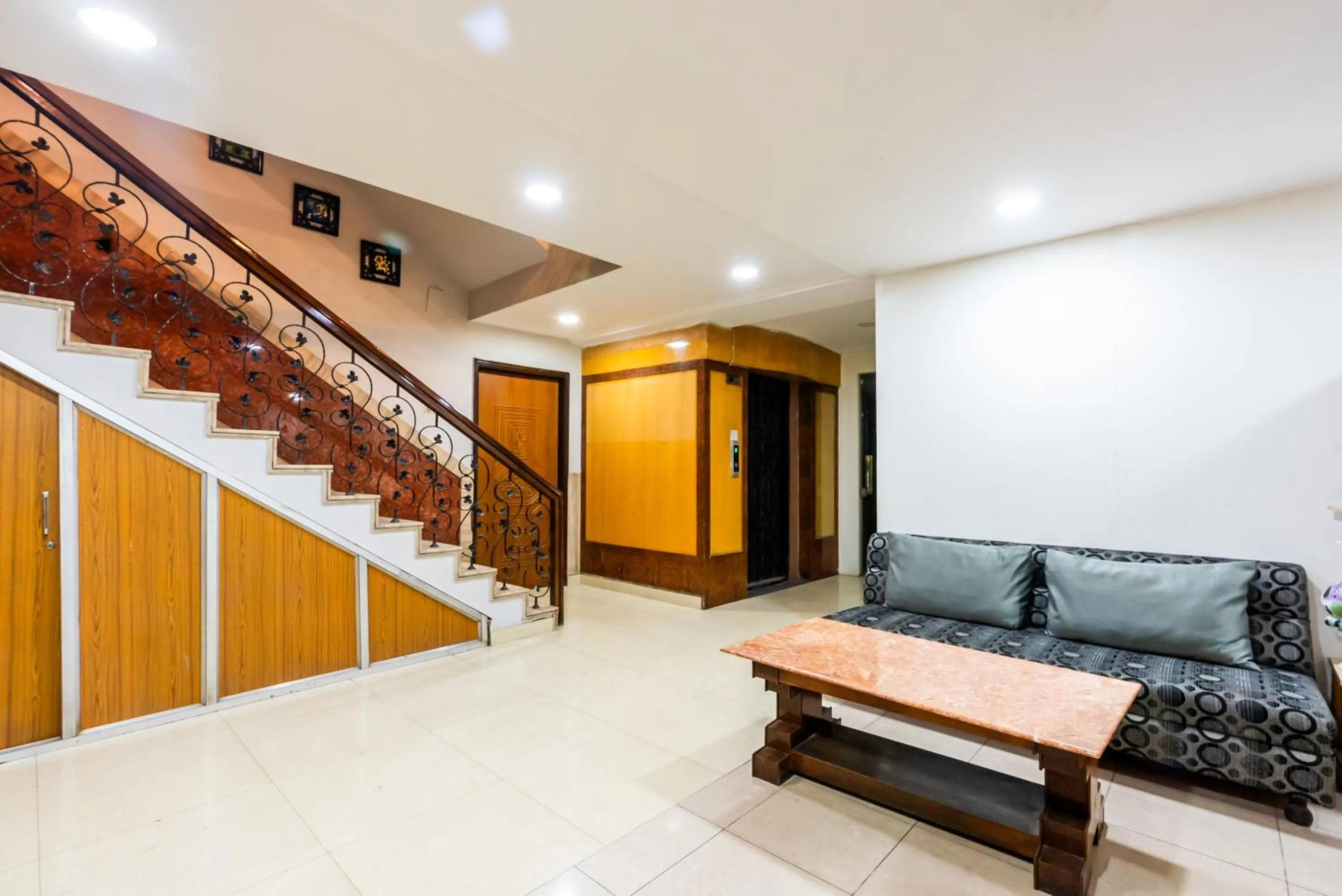 Seating area in Treebo Edge Raipur Railway Station