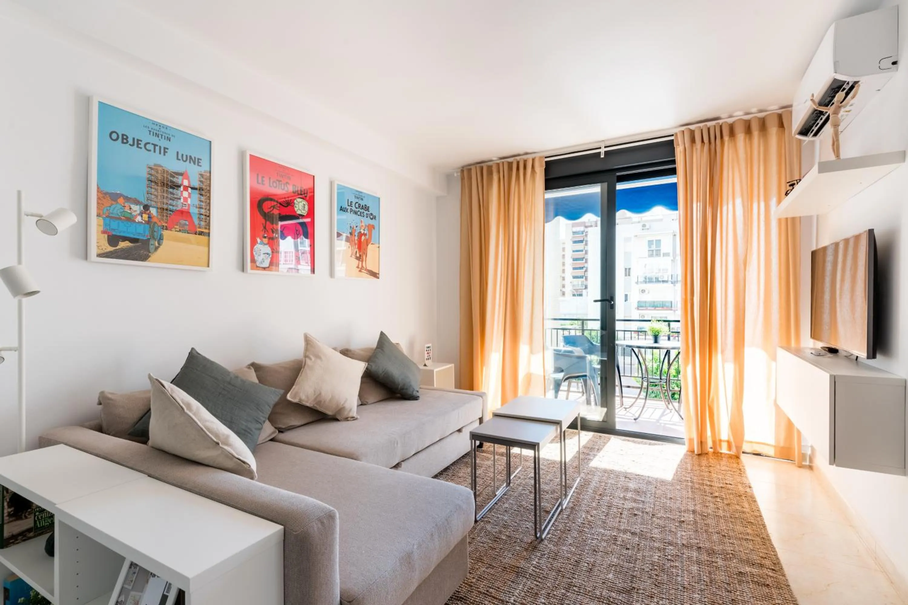 Communal lounge/ TV room in La Francesa Triana