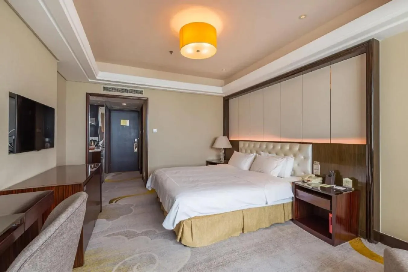Photo of the whole room, Bed in Shu Guang International Hotel