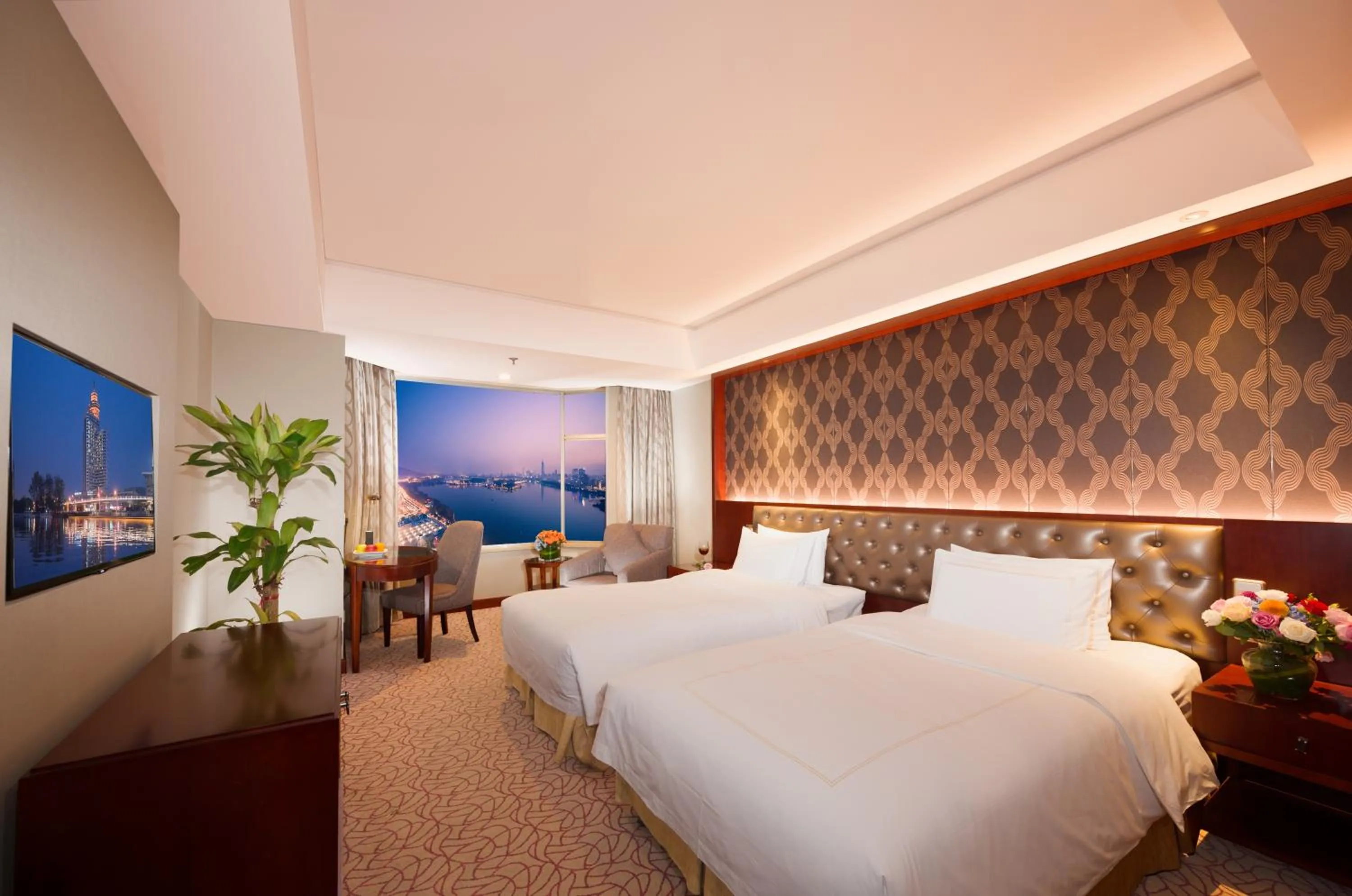 Photo of the whole room, Bed in Shu Guang International Hotel