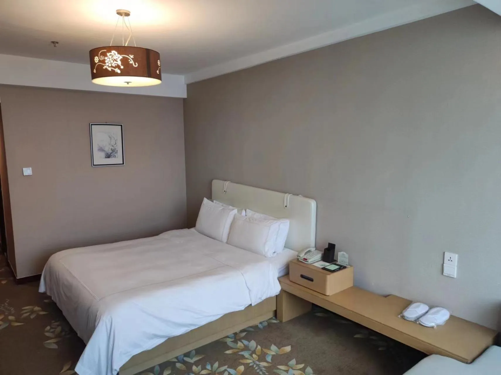 Photo of the whole room, Bed in Shu Guang International Hotel