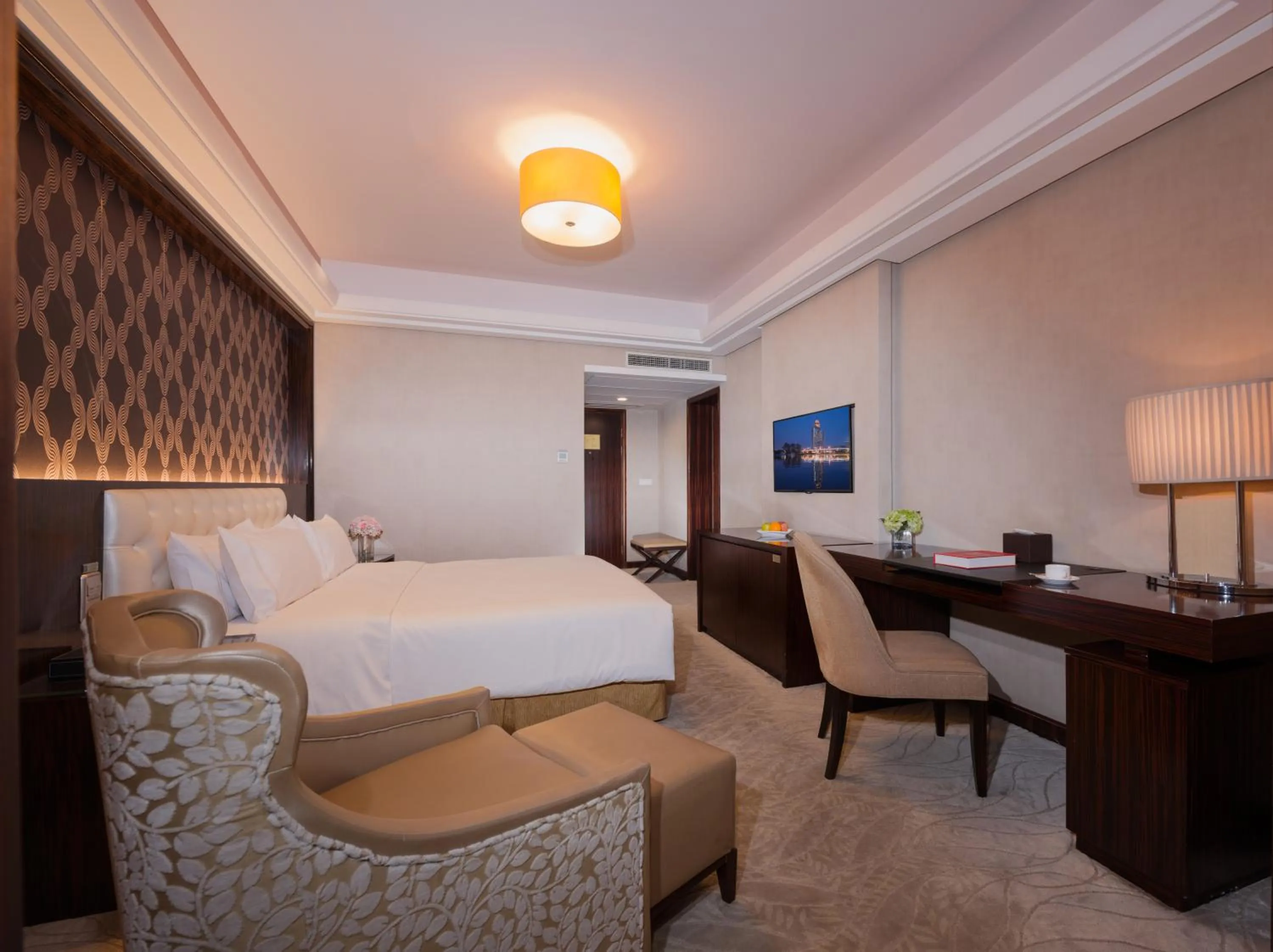 Photo of the whole room, Bed in Shu Guang International Hotel