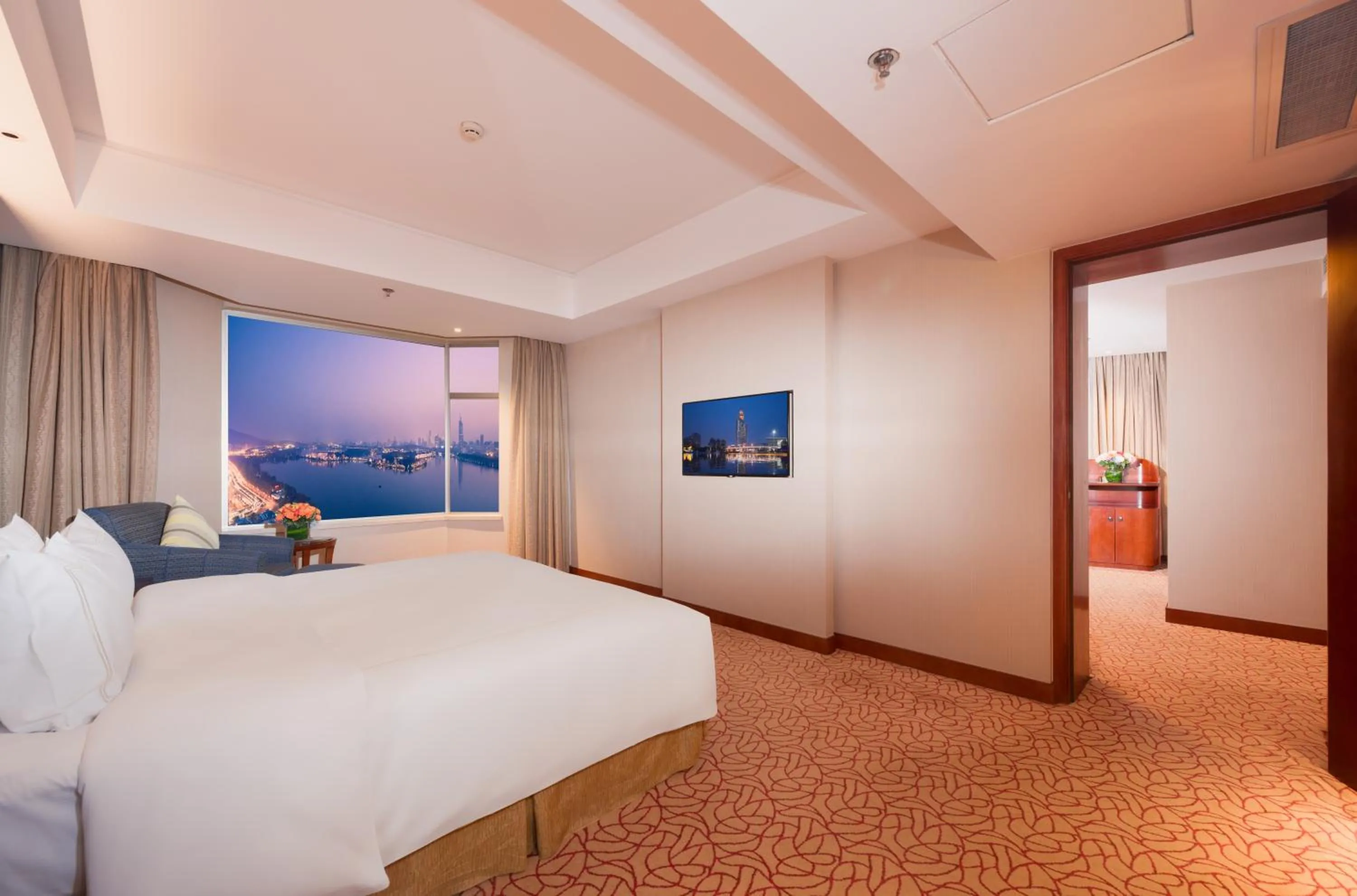 Photo of the whole room, Bed in Shu Guang International Hotel