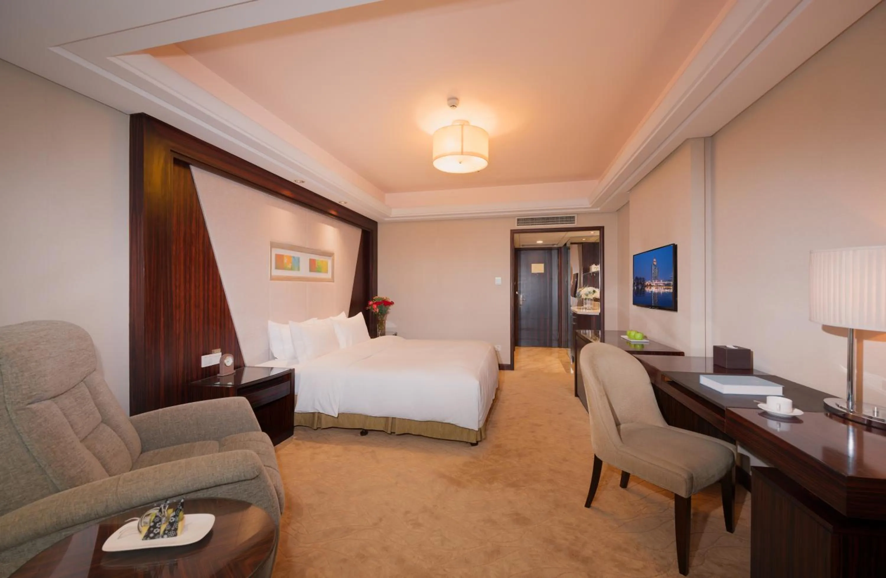 Photo of the whole room, Bed in Shu Guang International Hotel