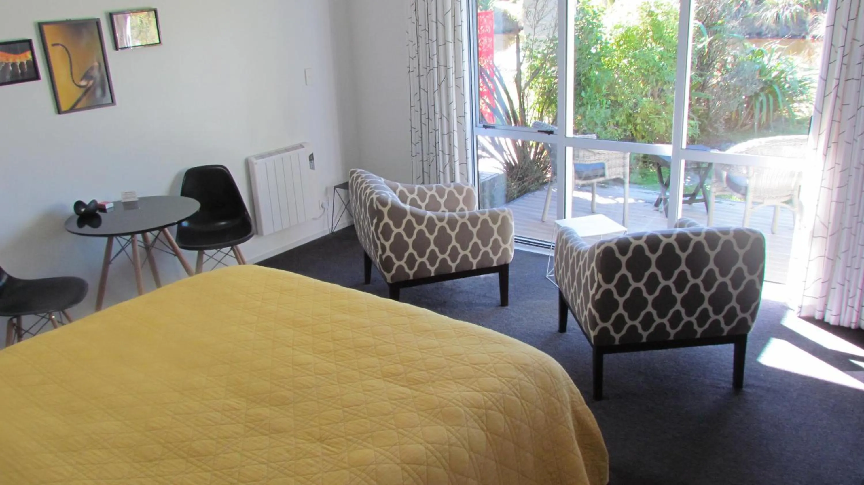 Living room, Bed in Tongariro Suites