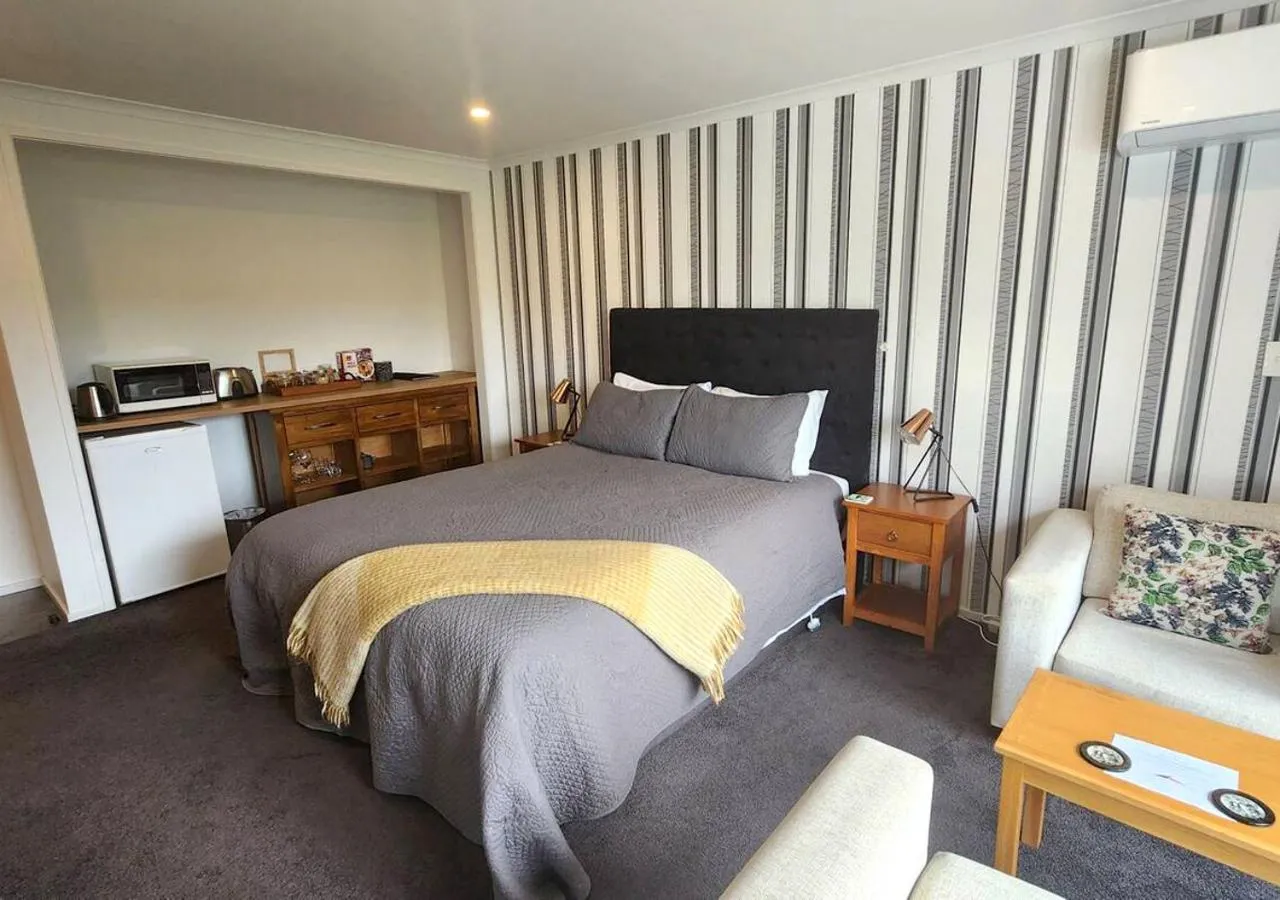 Kitchen or kitchenette, Bed in Tongariro Suites
