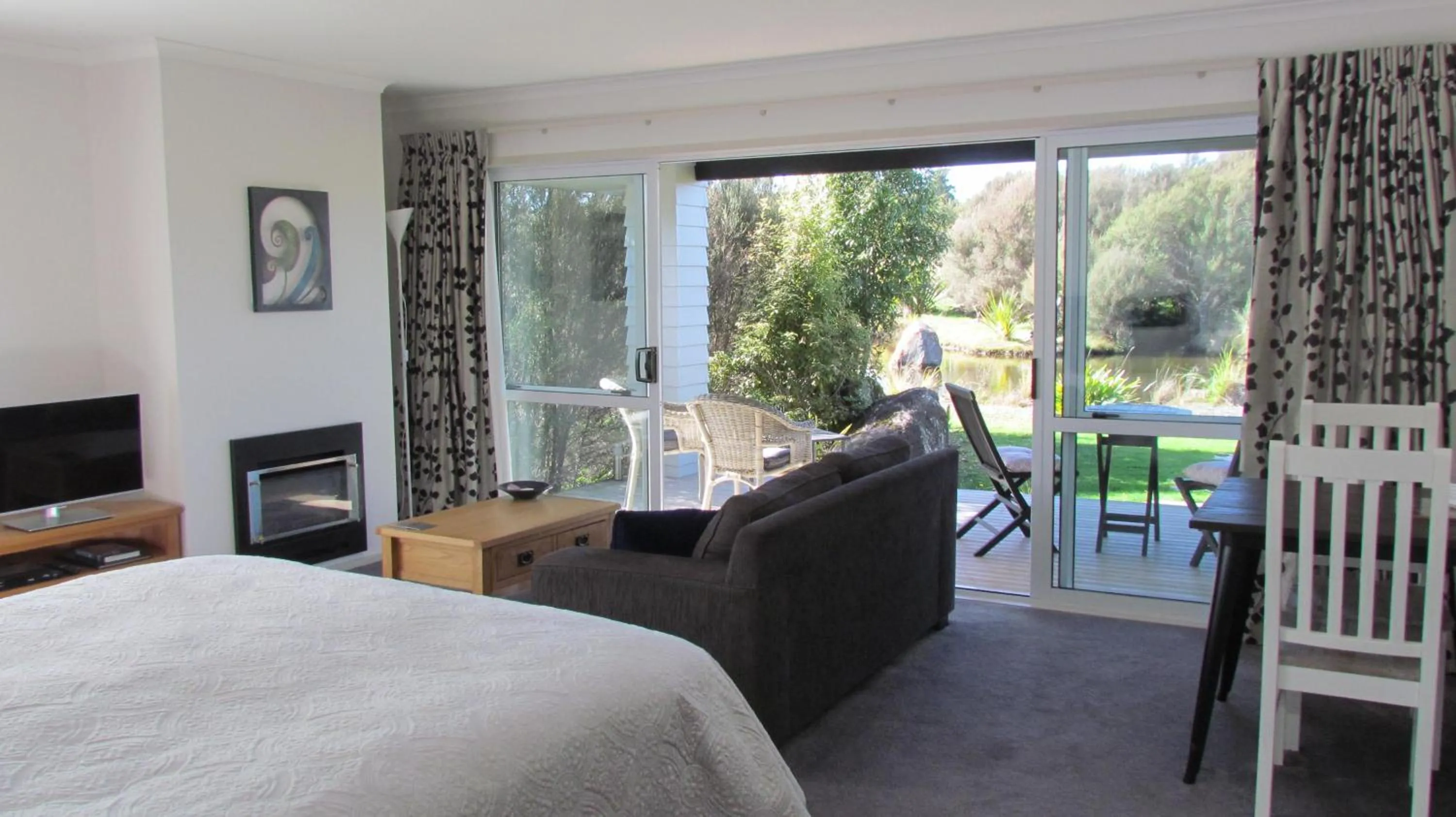 Living room, Bed in Tongariro Suites