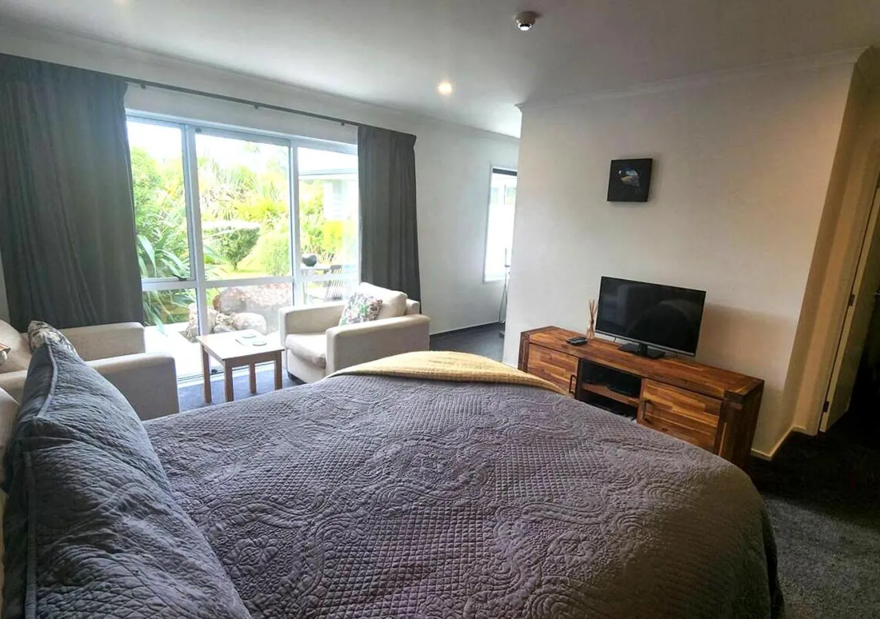 Communal lounge/ TV room in Tongariro Suites