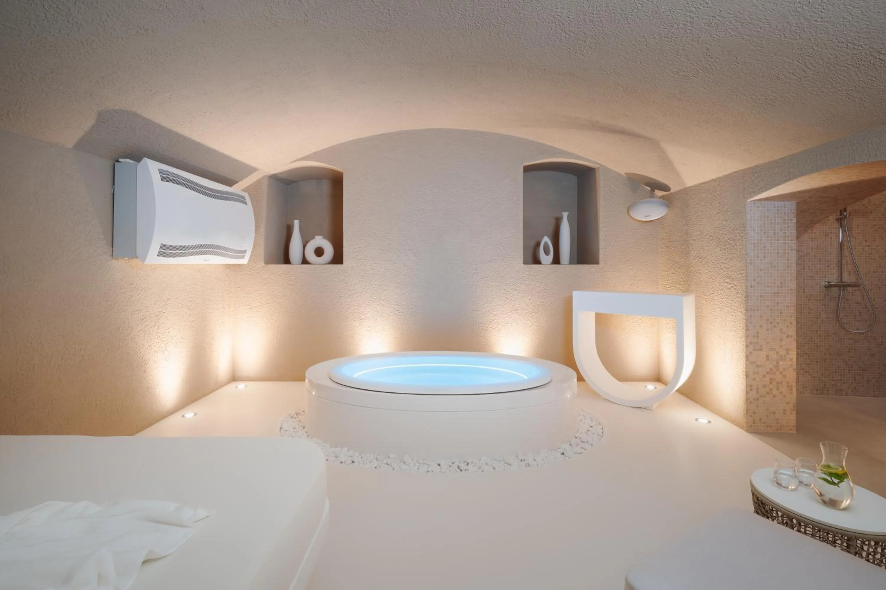 Hot Tub, Bed in EA Hotel Sonata