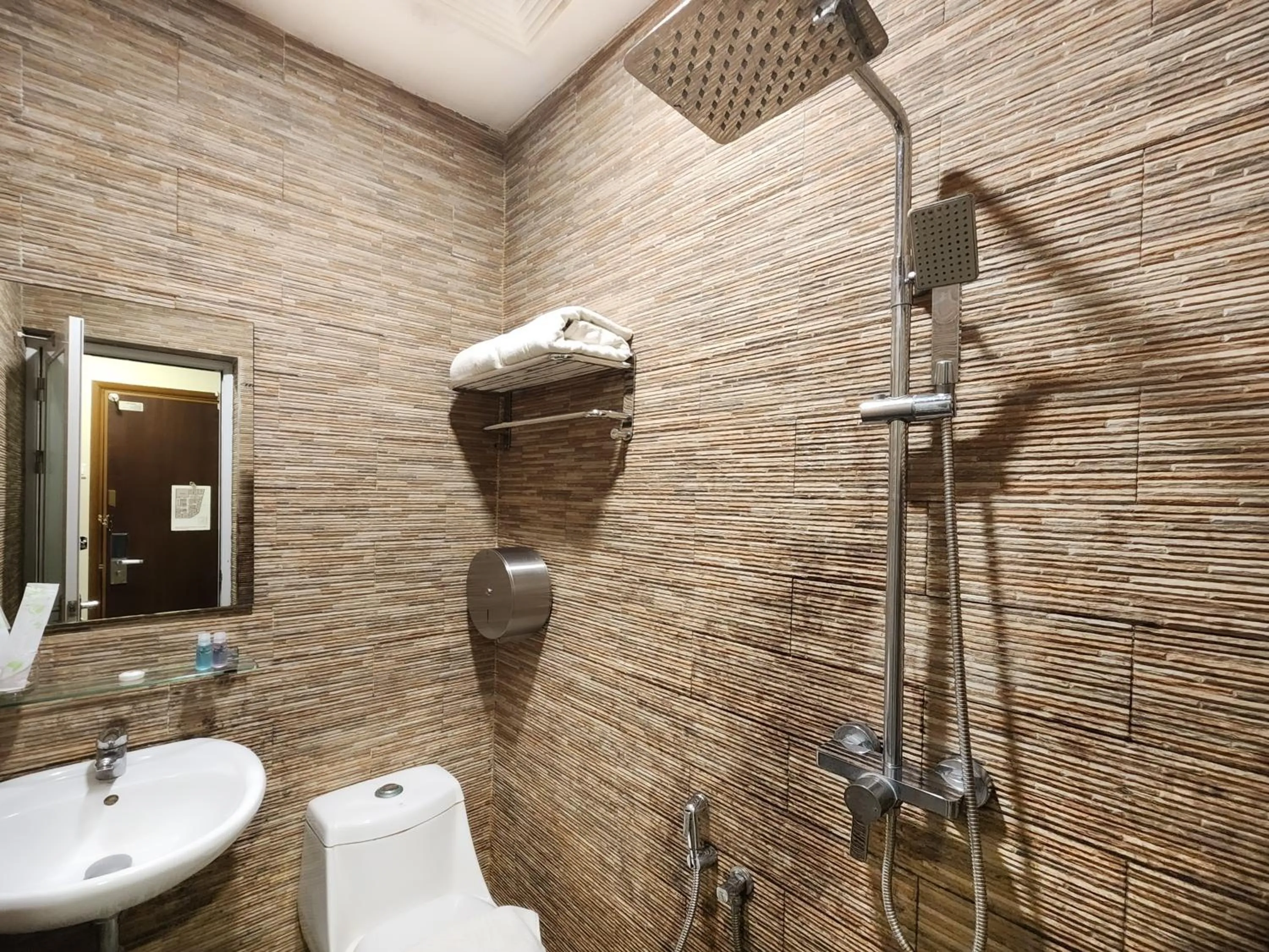 Shower in Izumi Hotel Bukit Bintang Kuala Lumpur