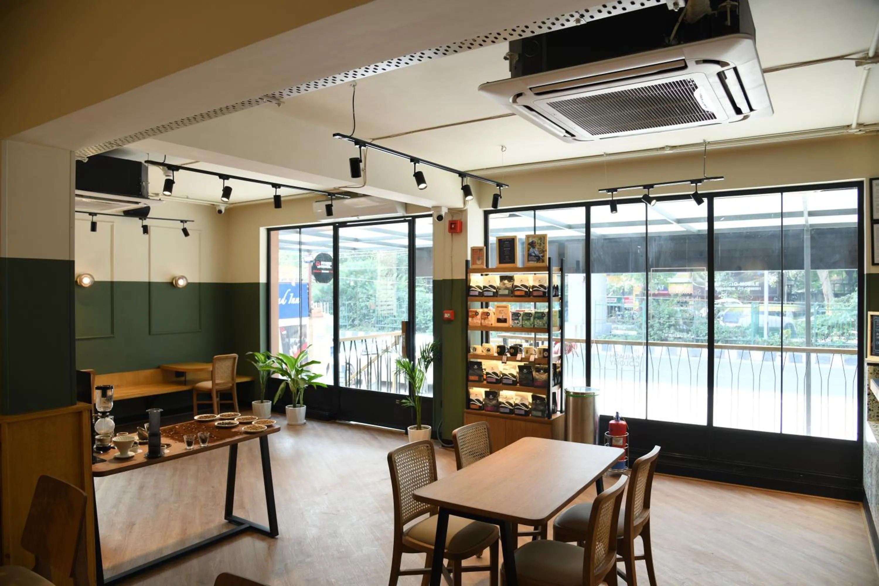 Restaurant/places to eat in The Legend Inn Delhi