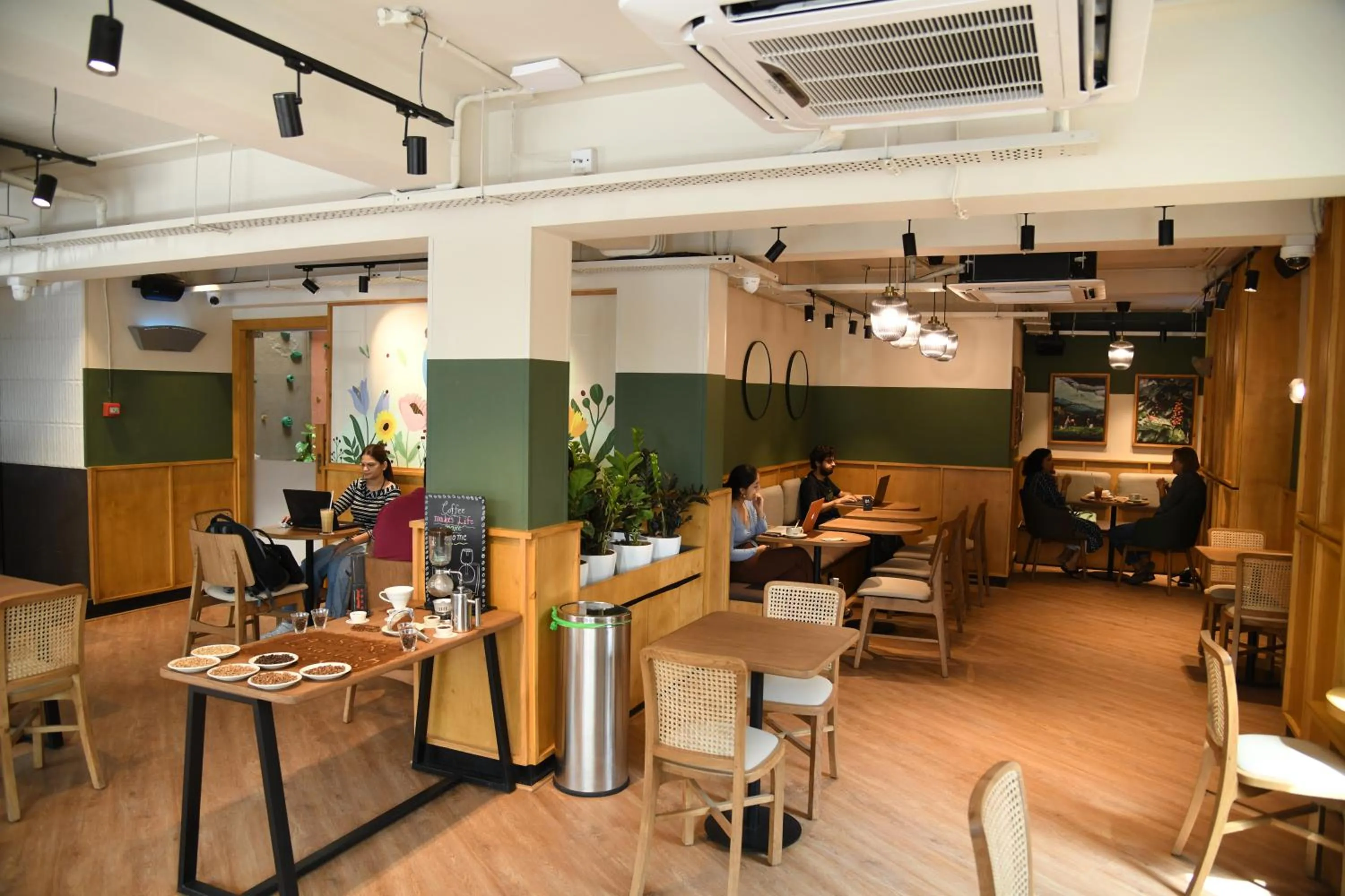 Restaurant/places to eat in The Legend Inn Delhi