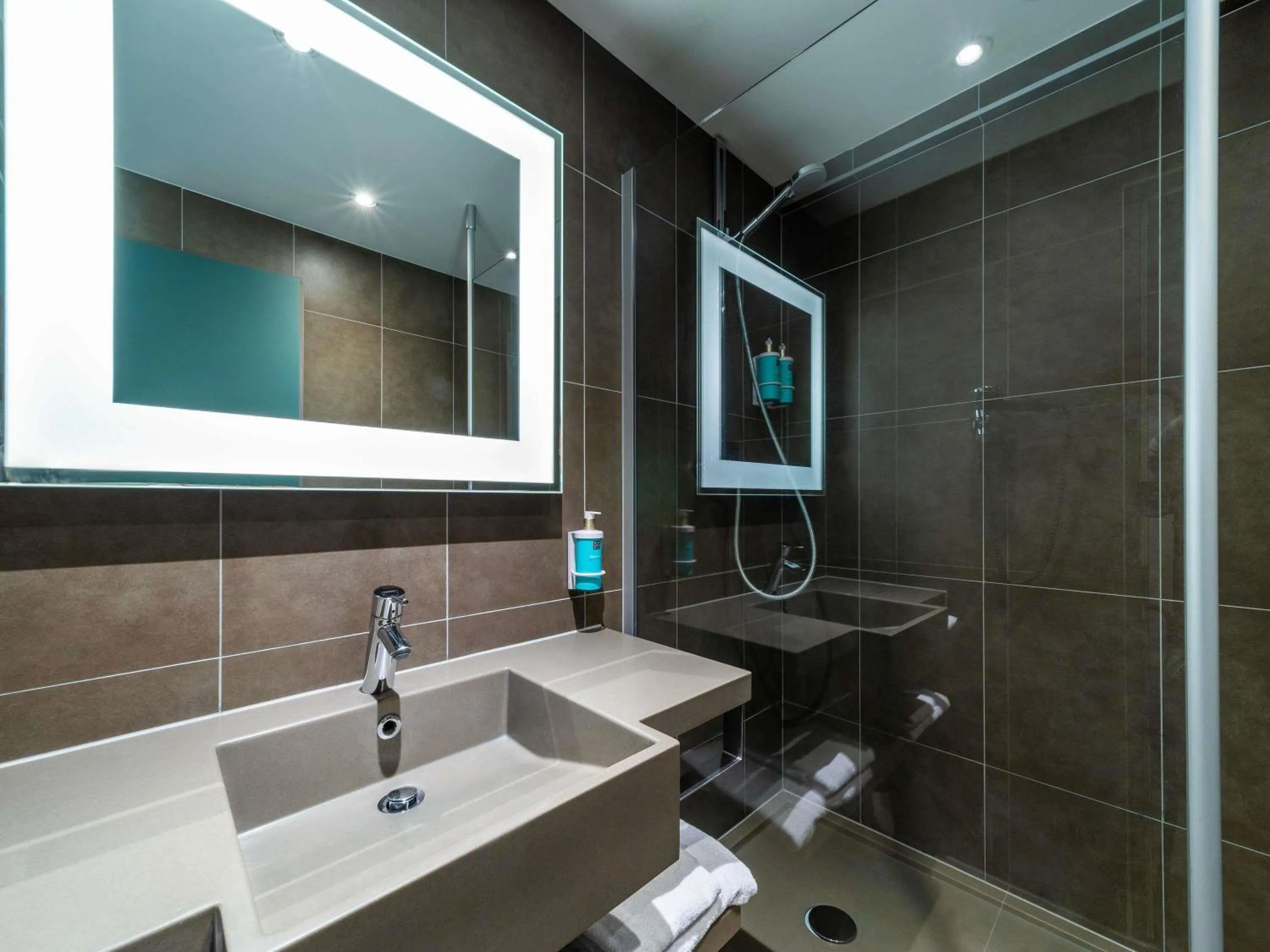 Shower in Novotel Praha Wenceslas Square