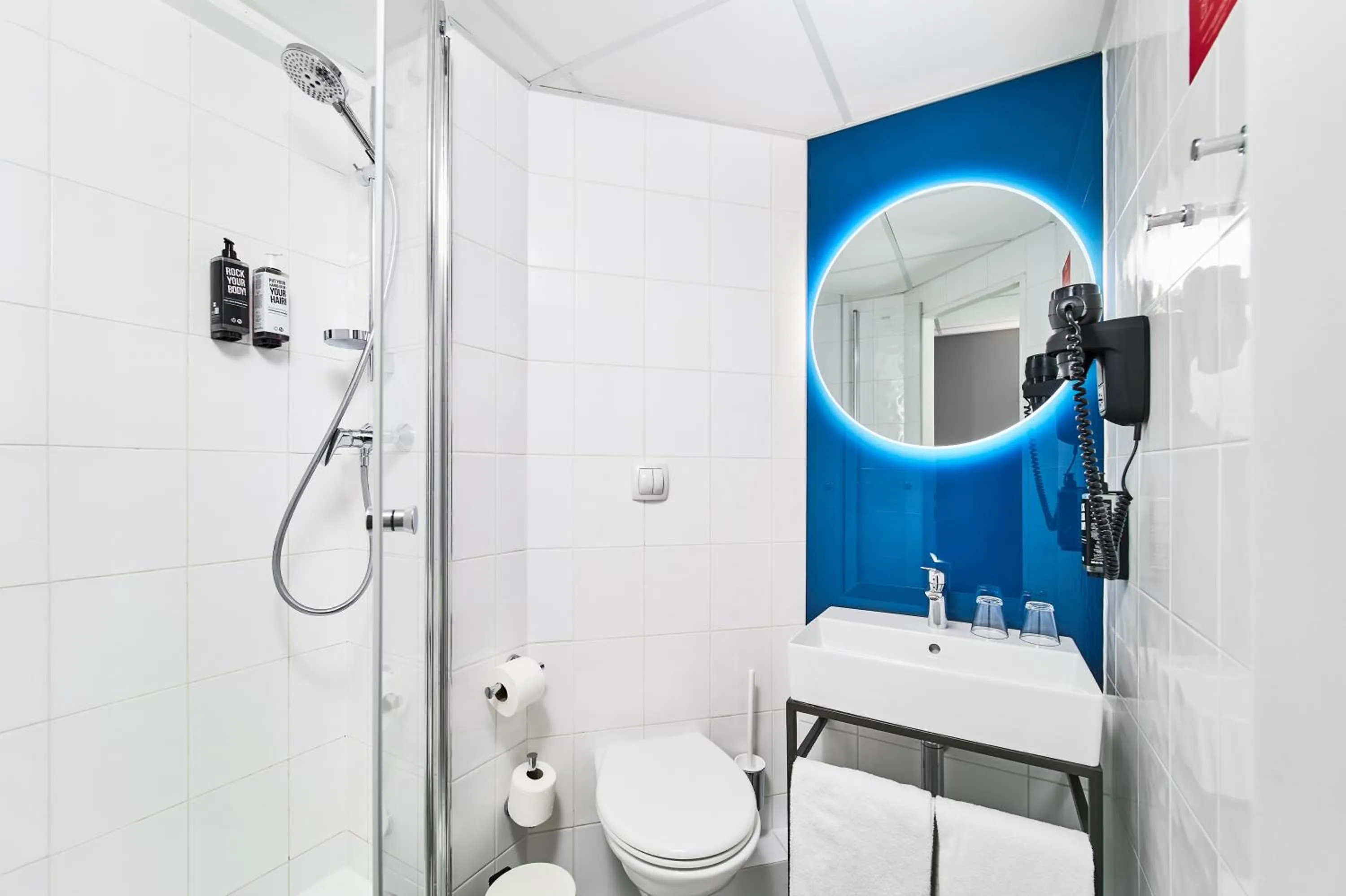 Shower in Ibis Praha Wenceslas Square