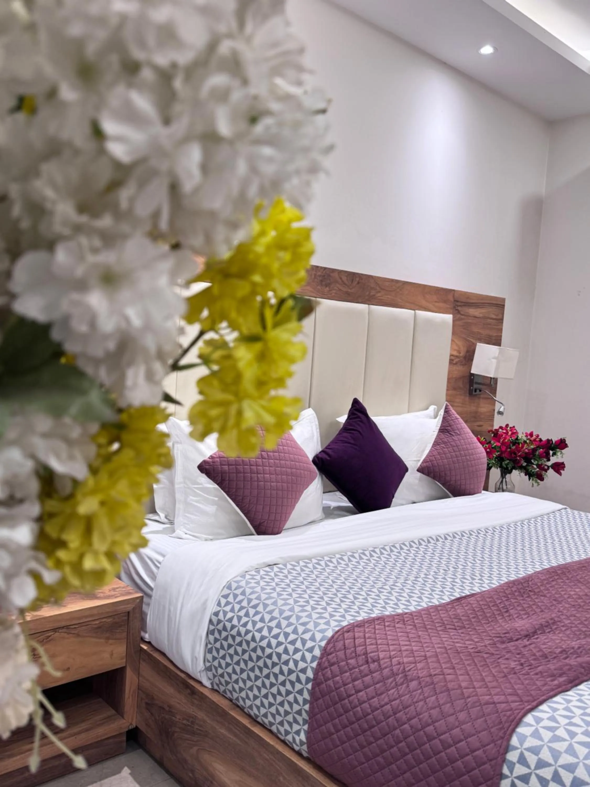 Photo of the whole room, Bed in Hotel Golf View Suites-Golf Course Road Gurgaon