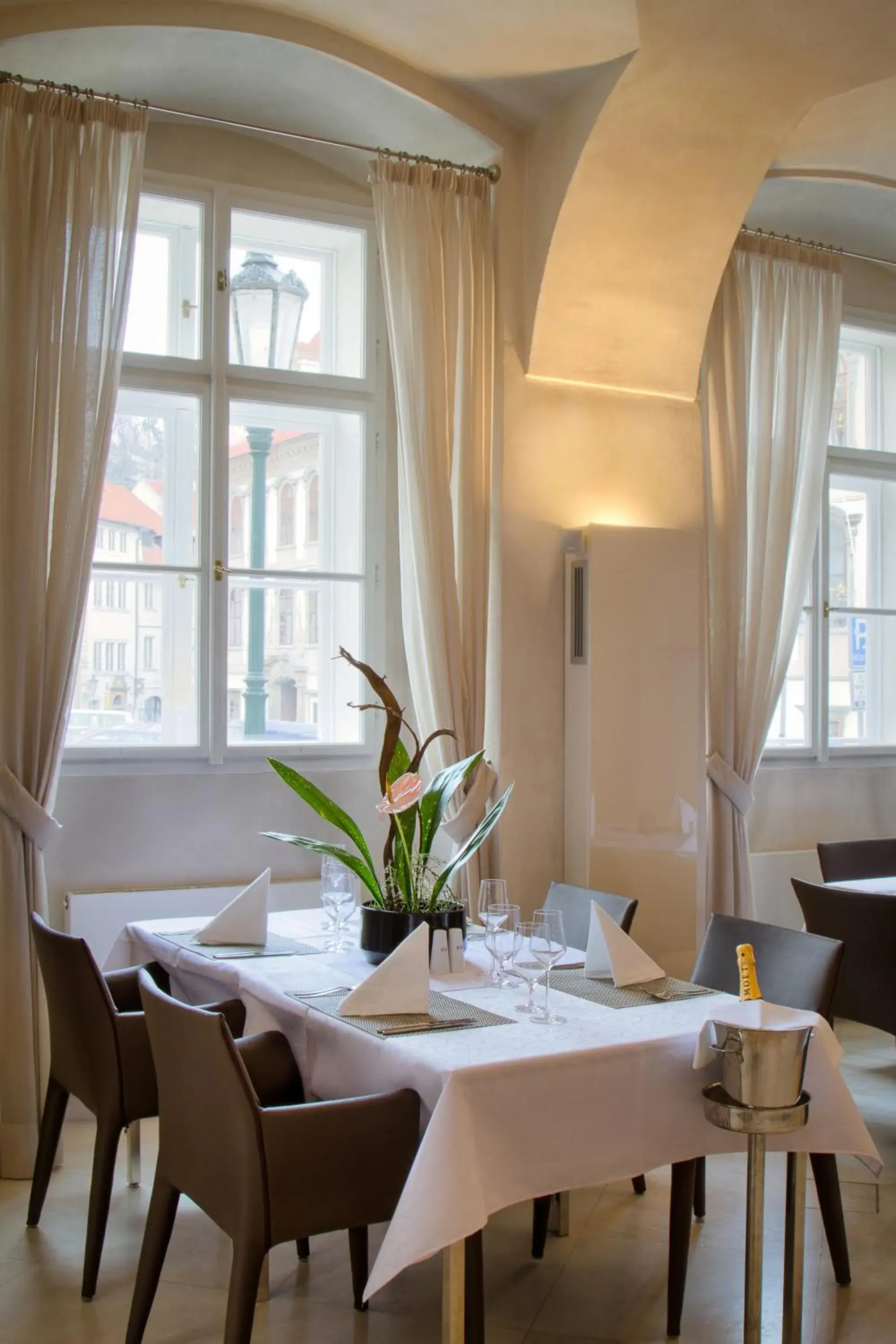 Restaurant/places to eat in Three Storks Restaurant/places to eat in Three Storks