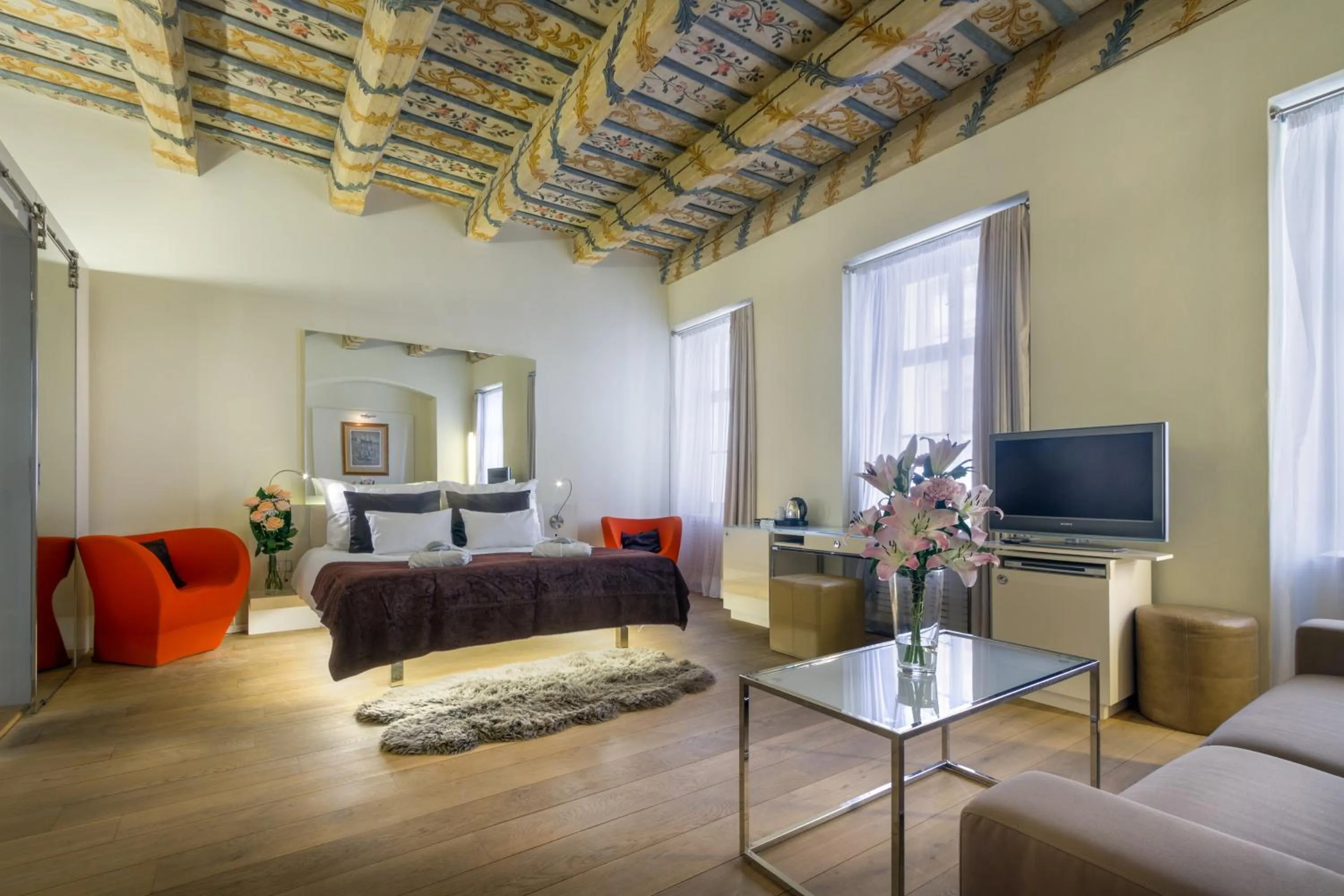 Bedroom in Three Storks