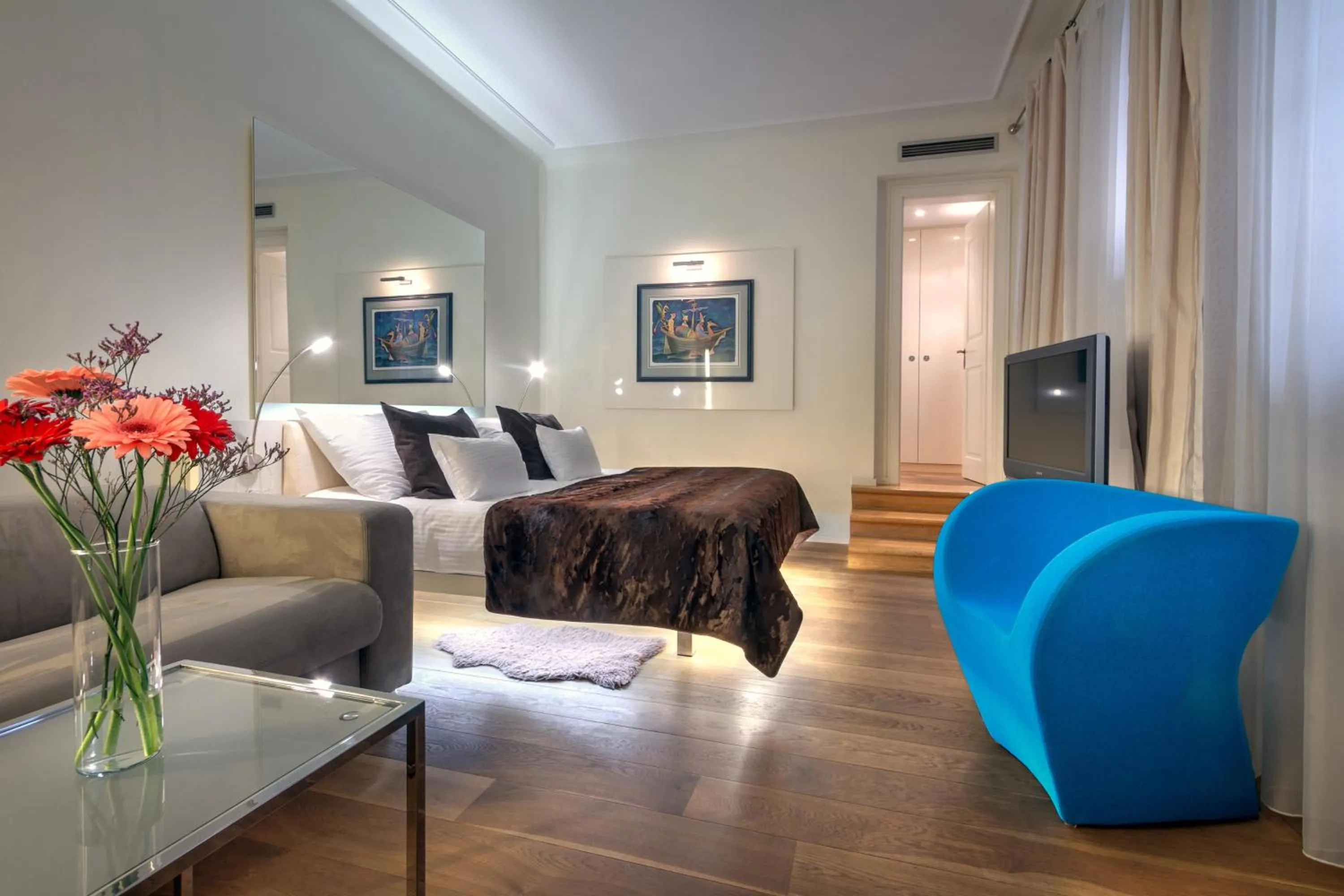 Photo of the whole room in Three Storks