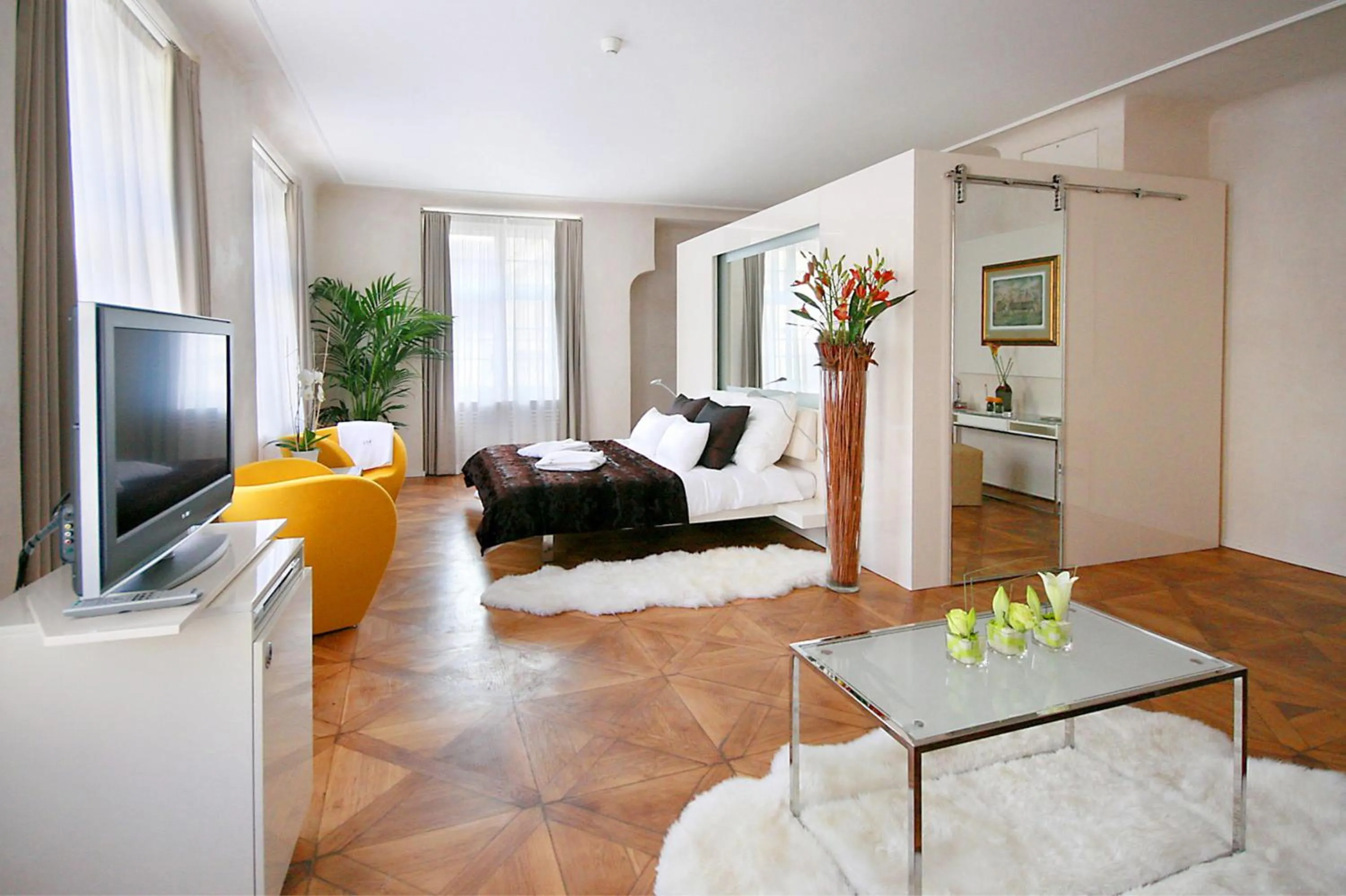 Photo of the whole room in Three Storks