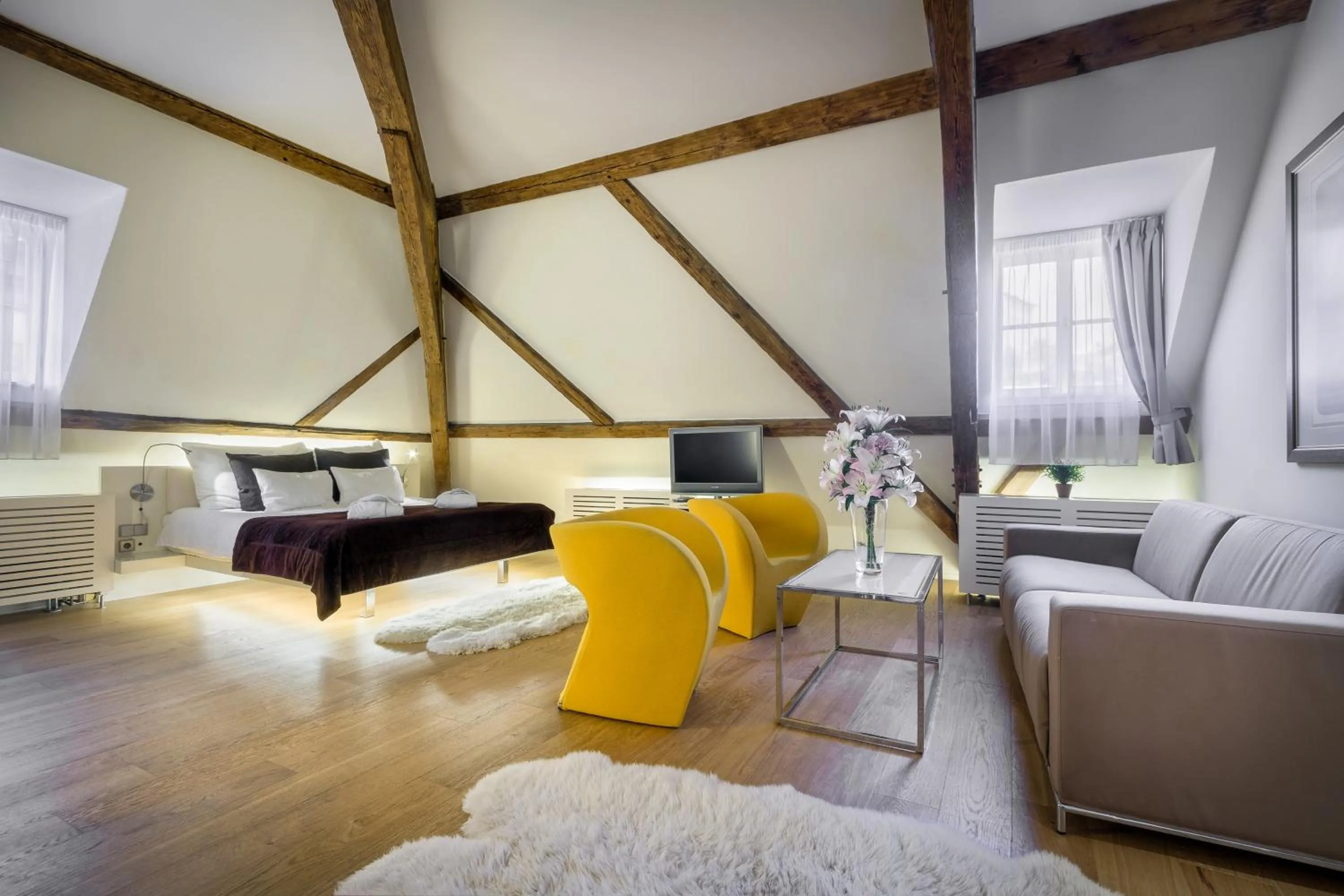 Bedroom in Three Storks