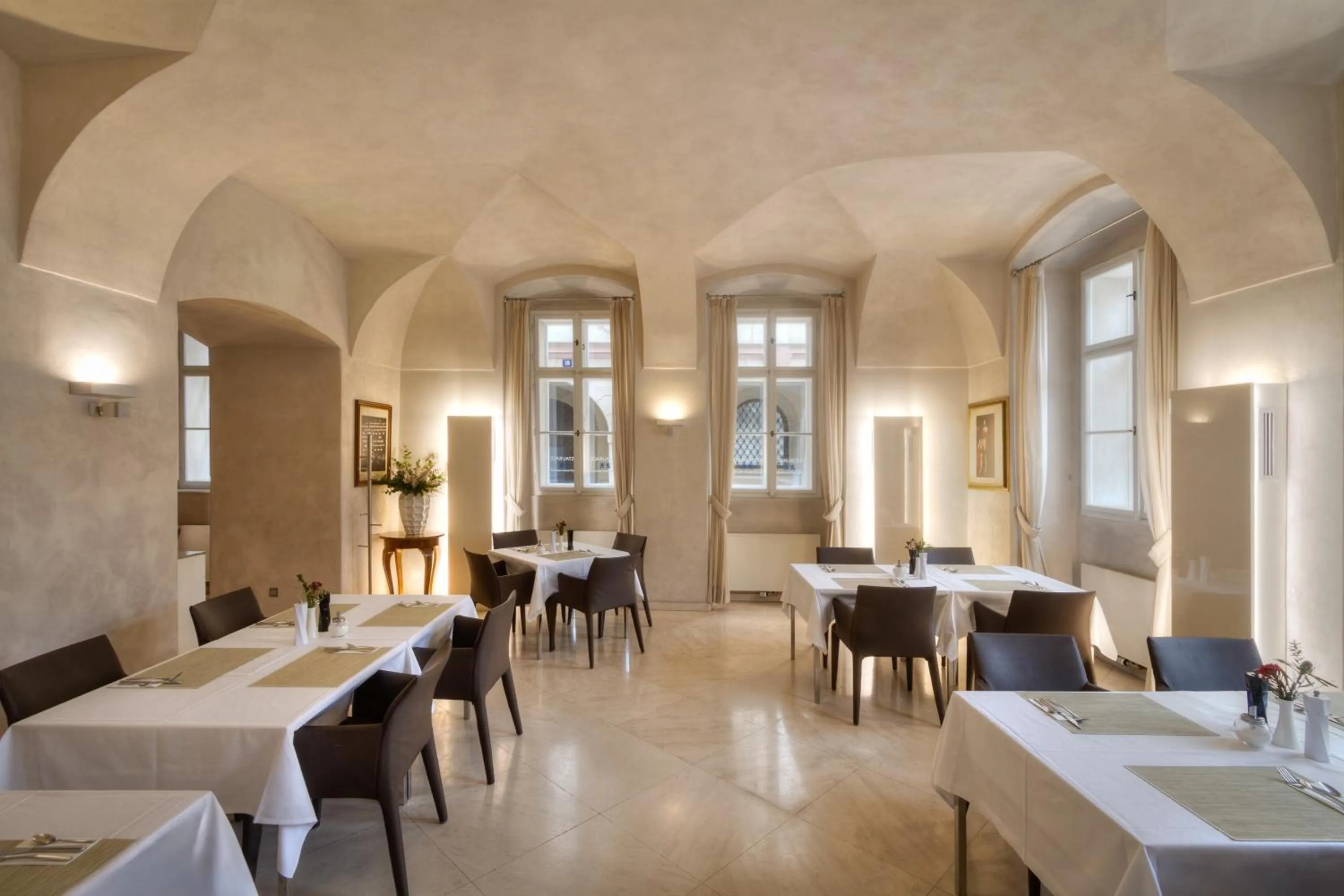 Breakfast in Three Storks