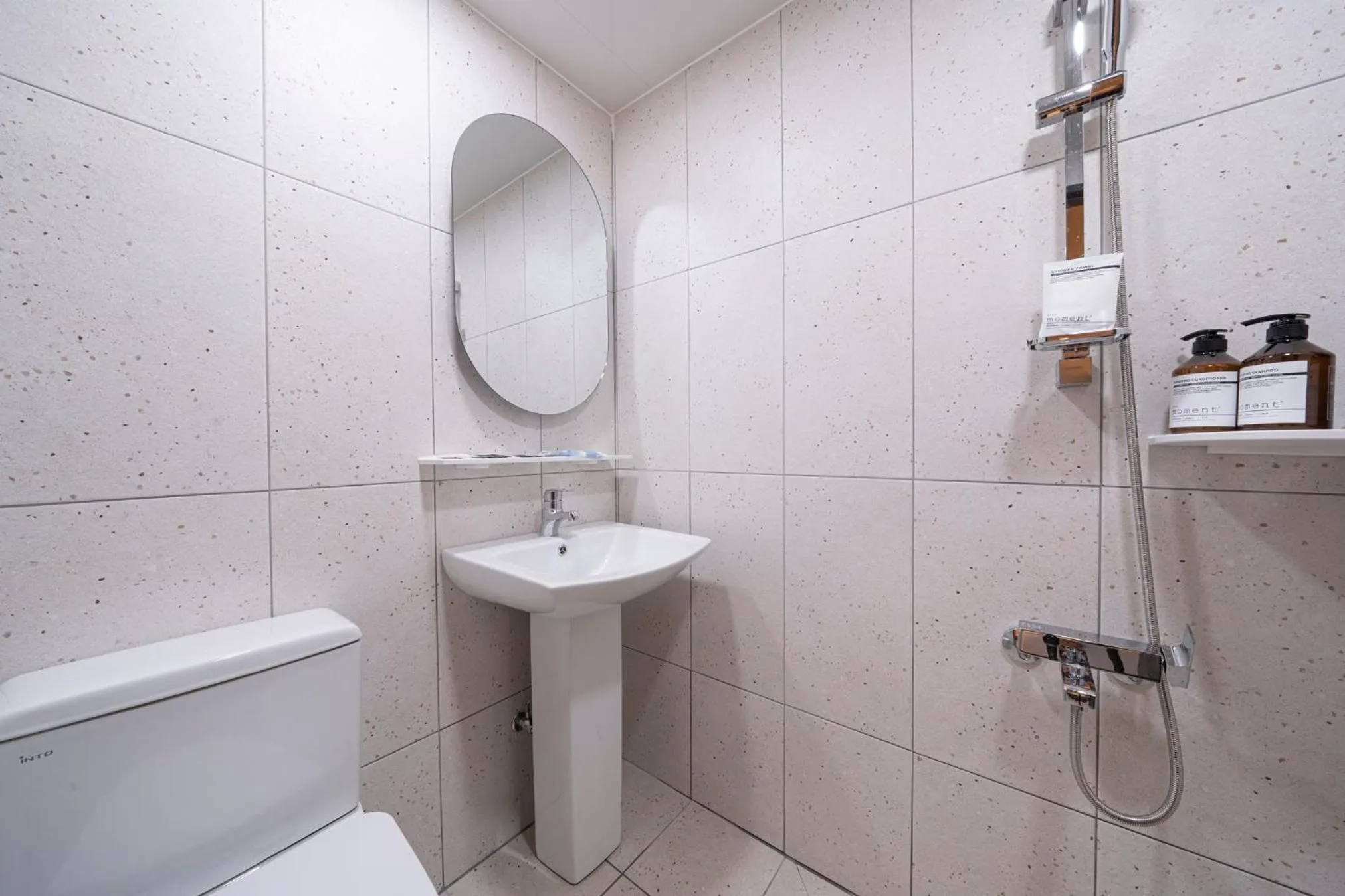 Shower in Croissant Hotel Guri by Aank