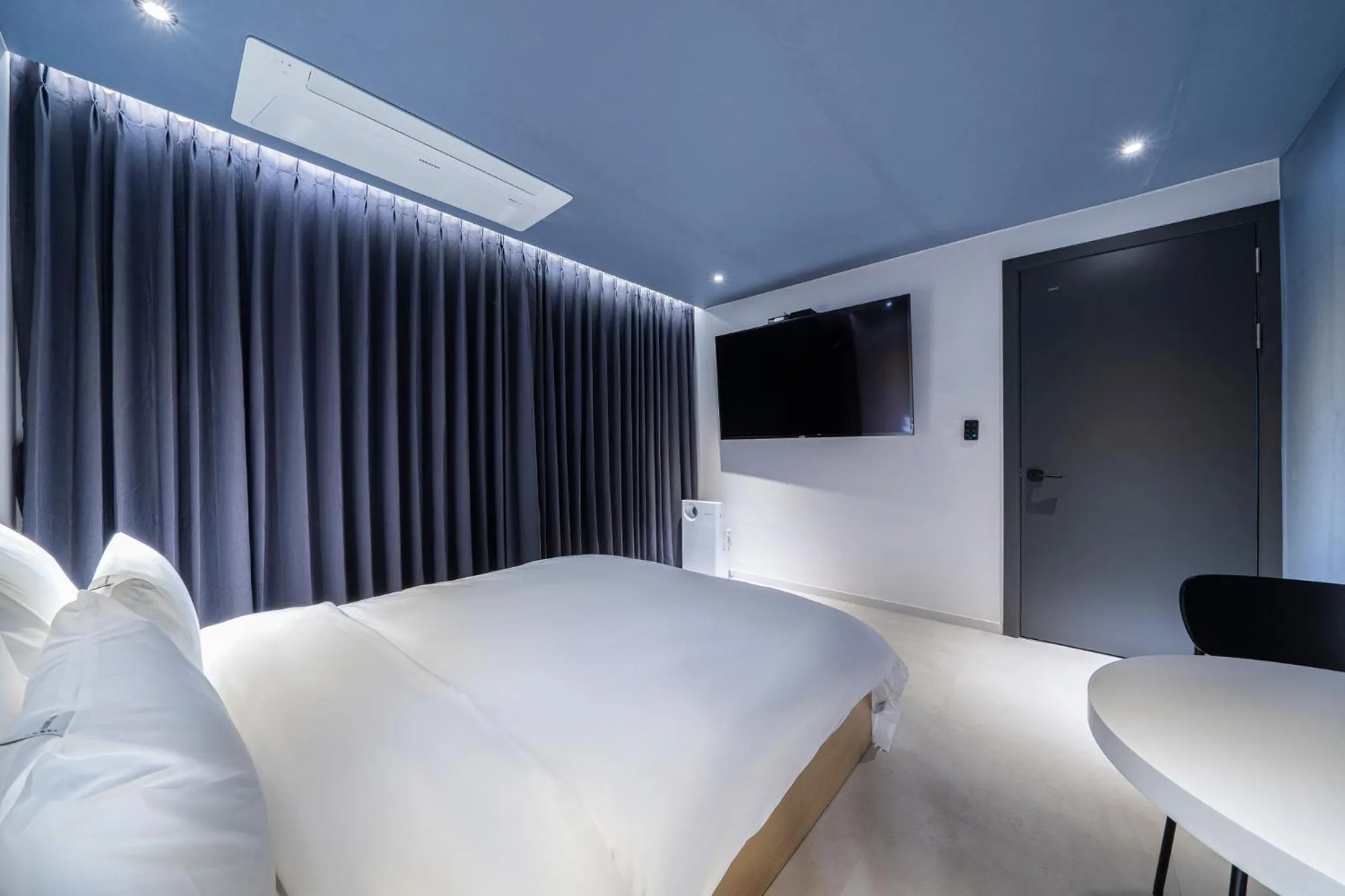 Bed in Croissant Hotel Guri by Aank