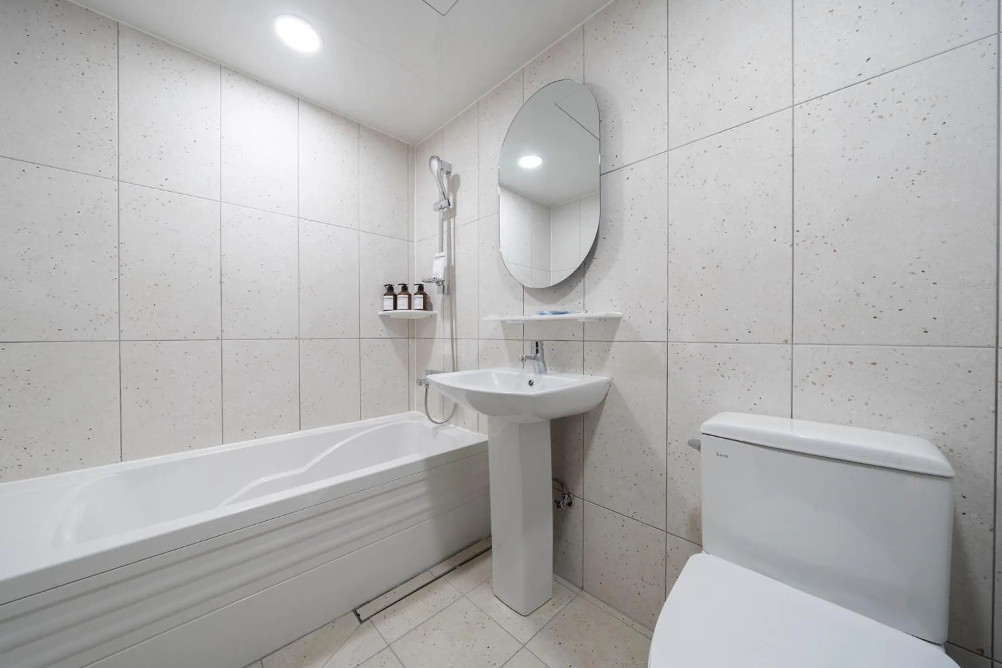 Shower in Croissant Hotel Guri by Aank