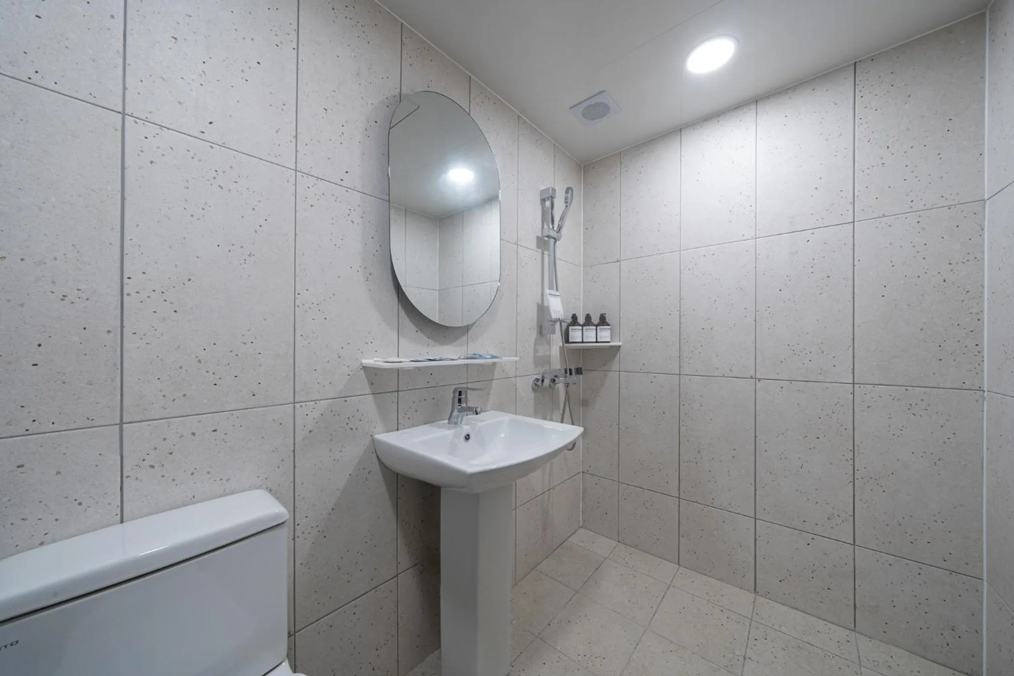 Shower in Croissant Hotel Guri by Aank