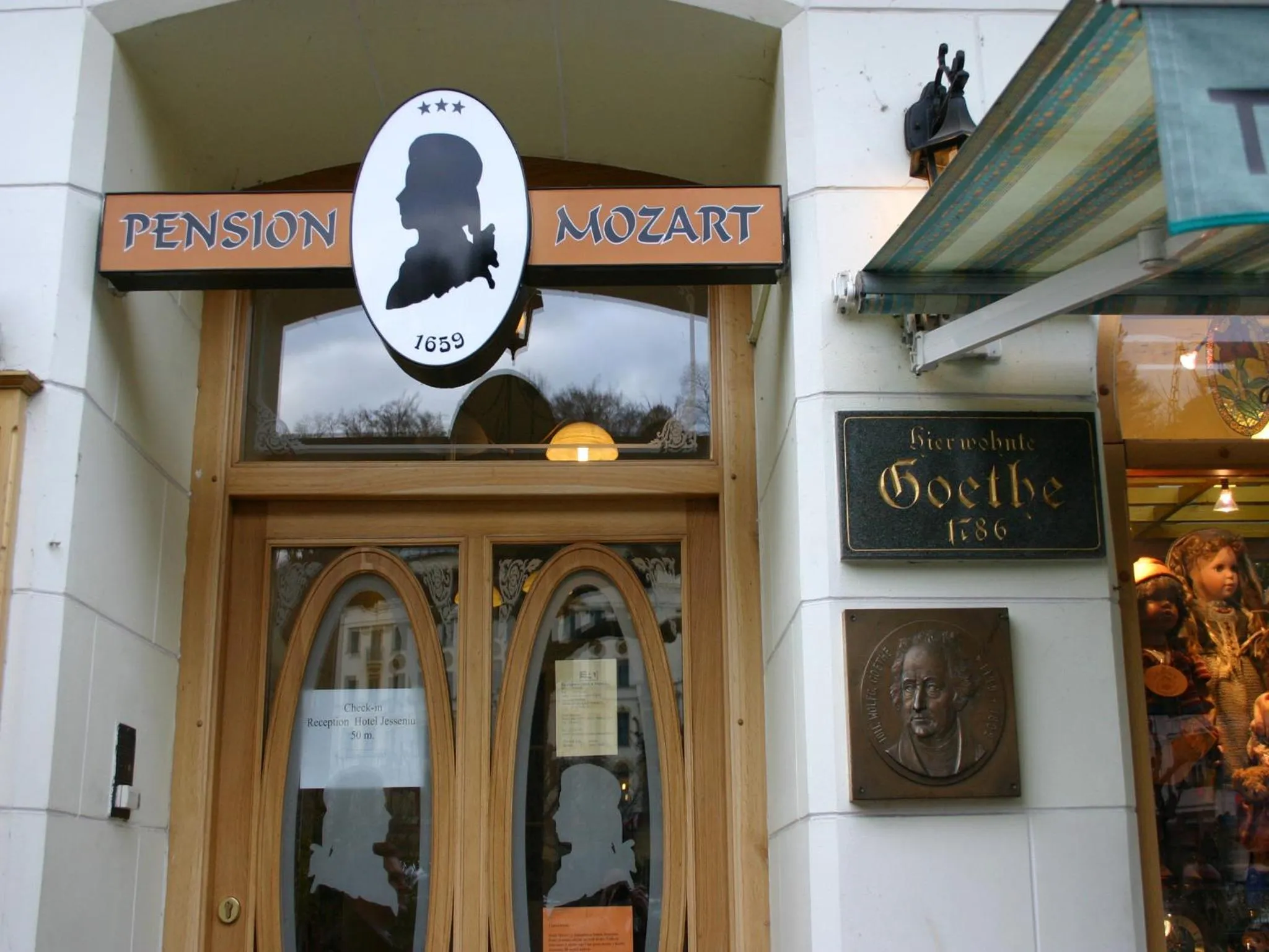 Facade/entrance in EA Hotel Mozart